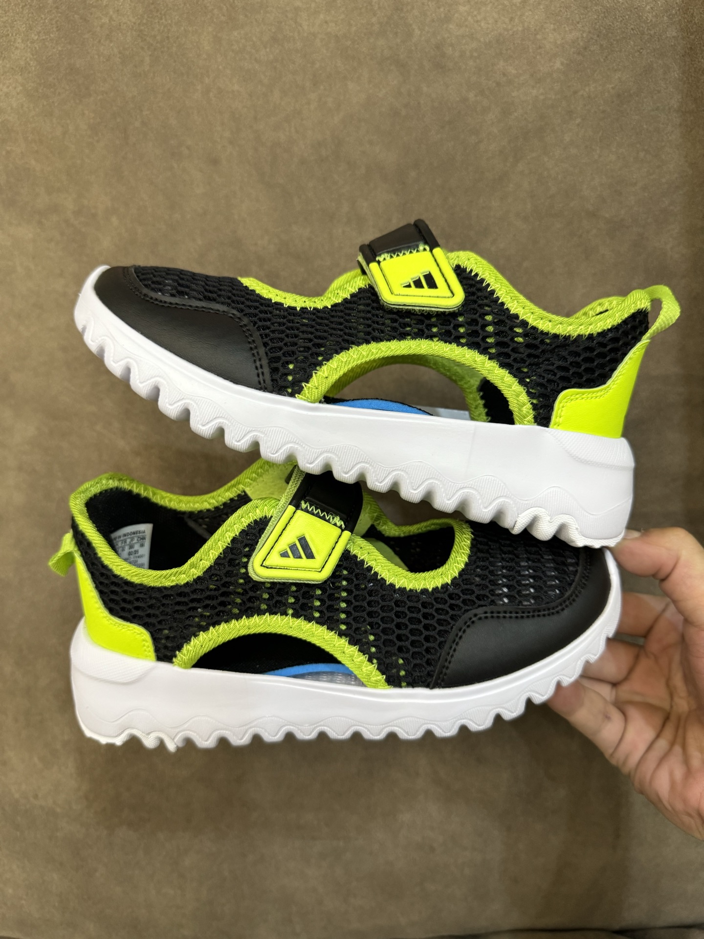 图片[8]-adidas阿迪达斯男女婴童魔术贴设计轻便凉鞋 尺码：22-27 小童 百搭又不失时尚的三条纹 透气性网面，舒适不闷脚☁️ 耐磨防滑大底，脚感超赞👍🏻-选品中心