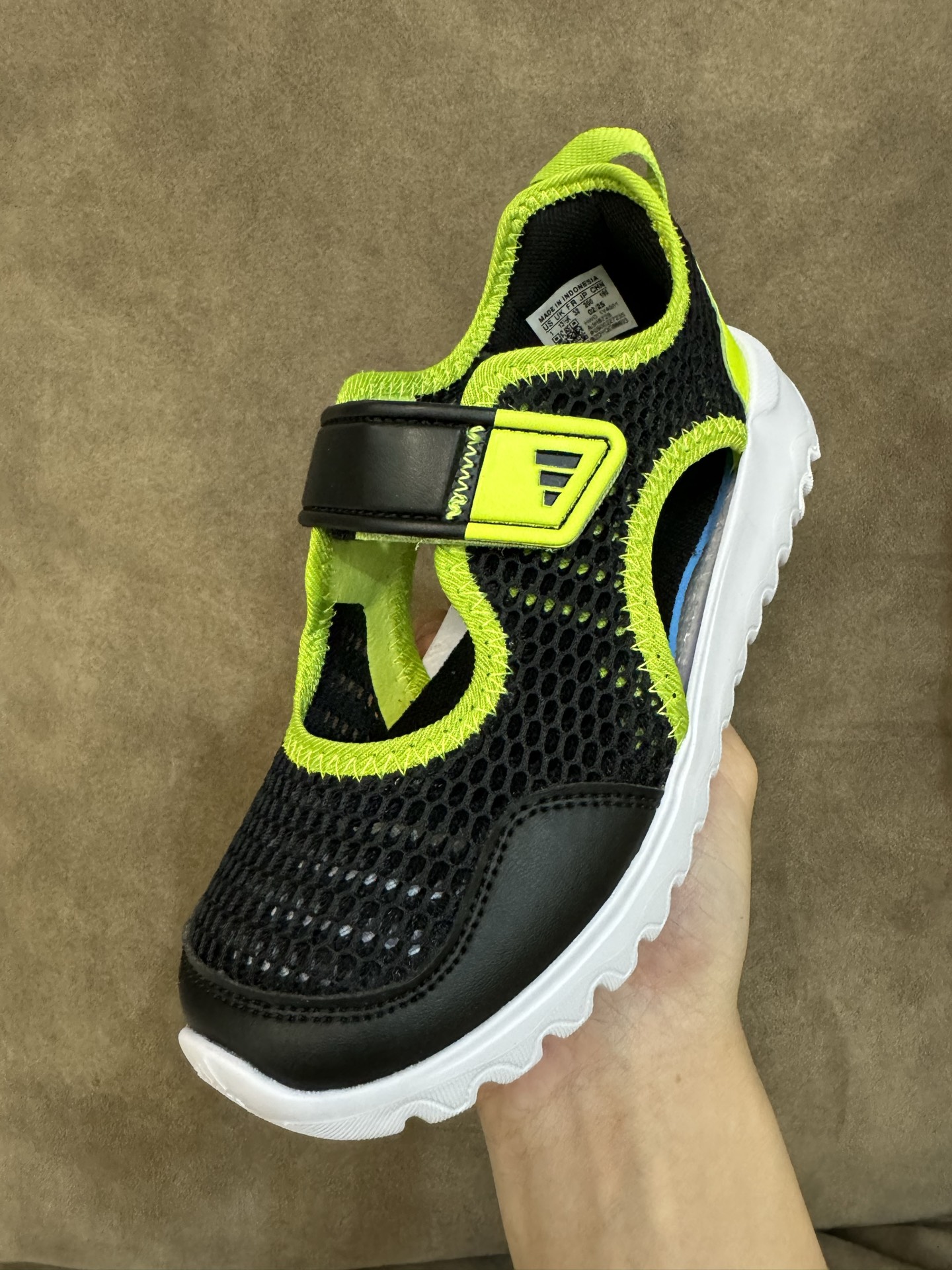 图片[4]-adidas阿迪达斯男女婴童魔术贴设计轻便凉鞋 尺码：22-27 小童 百搭又不失时尚的三条纹 透气性网面，舒适不闷脚☁️ 耐磨防滑大底，脚感超赞👍🏻-选品中心