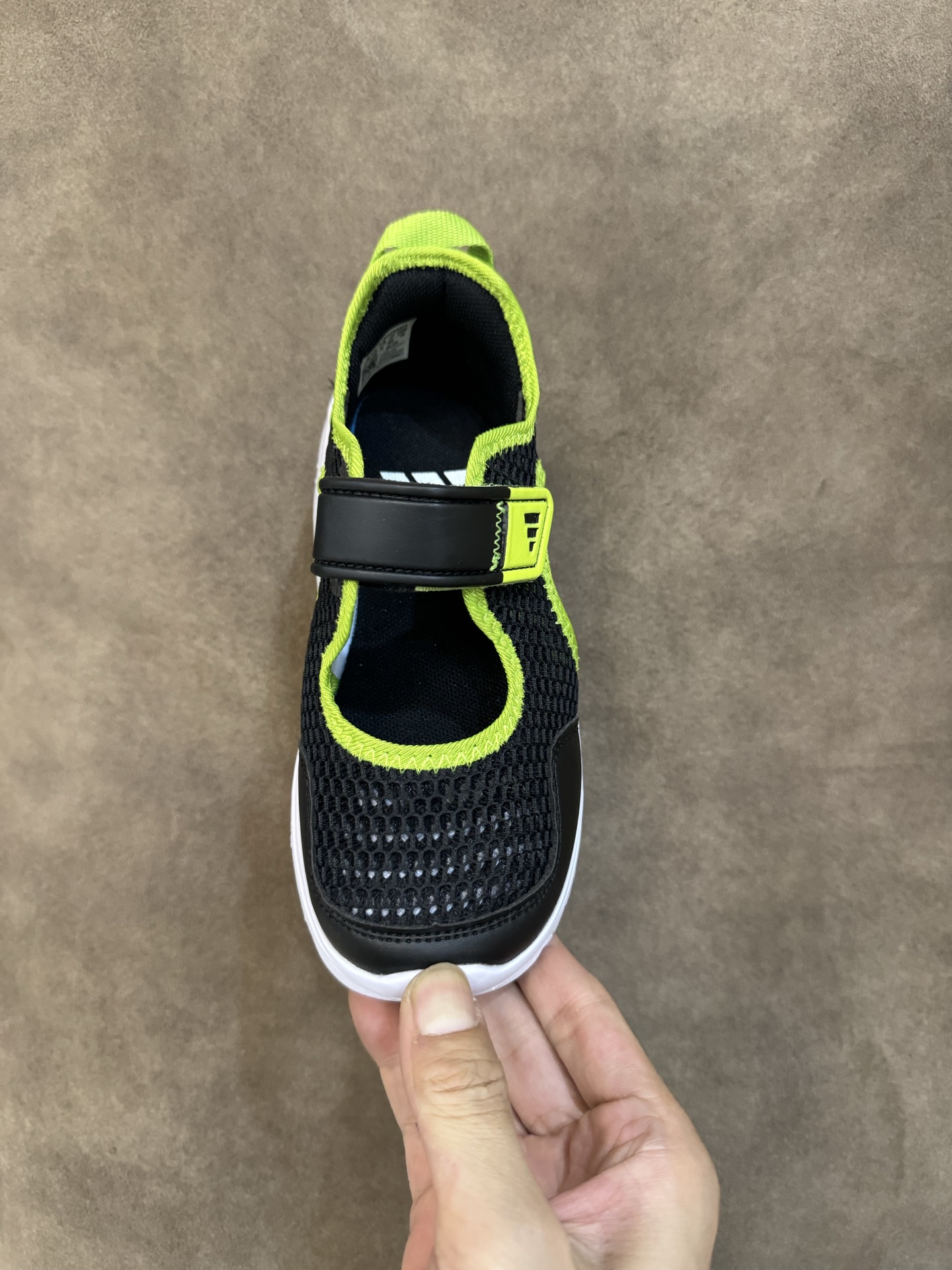 图片[6]-adidas阿迪达斯男女婴童魔术贴设计轻便凉鞋 尺码：22-27 小童 百搭又不失时尚的三条纹 透气性网面，舒适不闷脚☁️ 耐磨防滑大底，脚感超赞👍🏻-选品中心