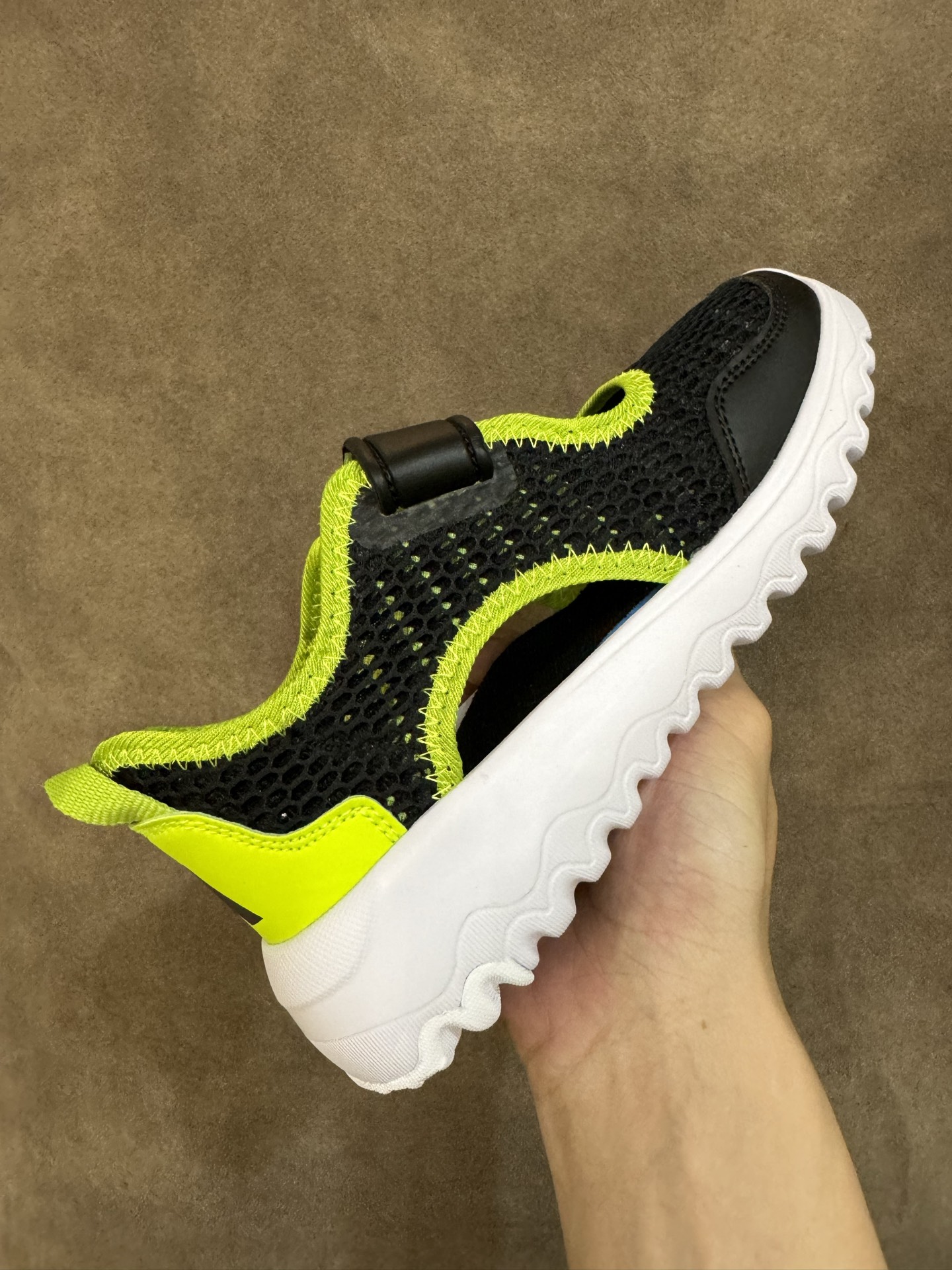 图片[5]-adidas阿迪达斯男女婴童魔术贴设计轻便凉鞋 尺码：22-27 小童 百搭又不失时尚的三条纹 透气性网面，舒适不闷脚☁️ 耐磨防滑大底，脚感超赞👍🏻-选品中心