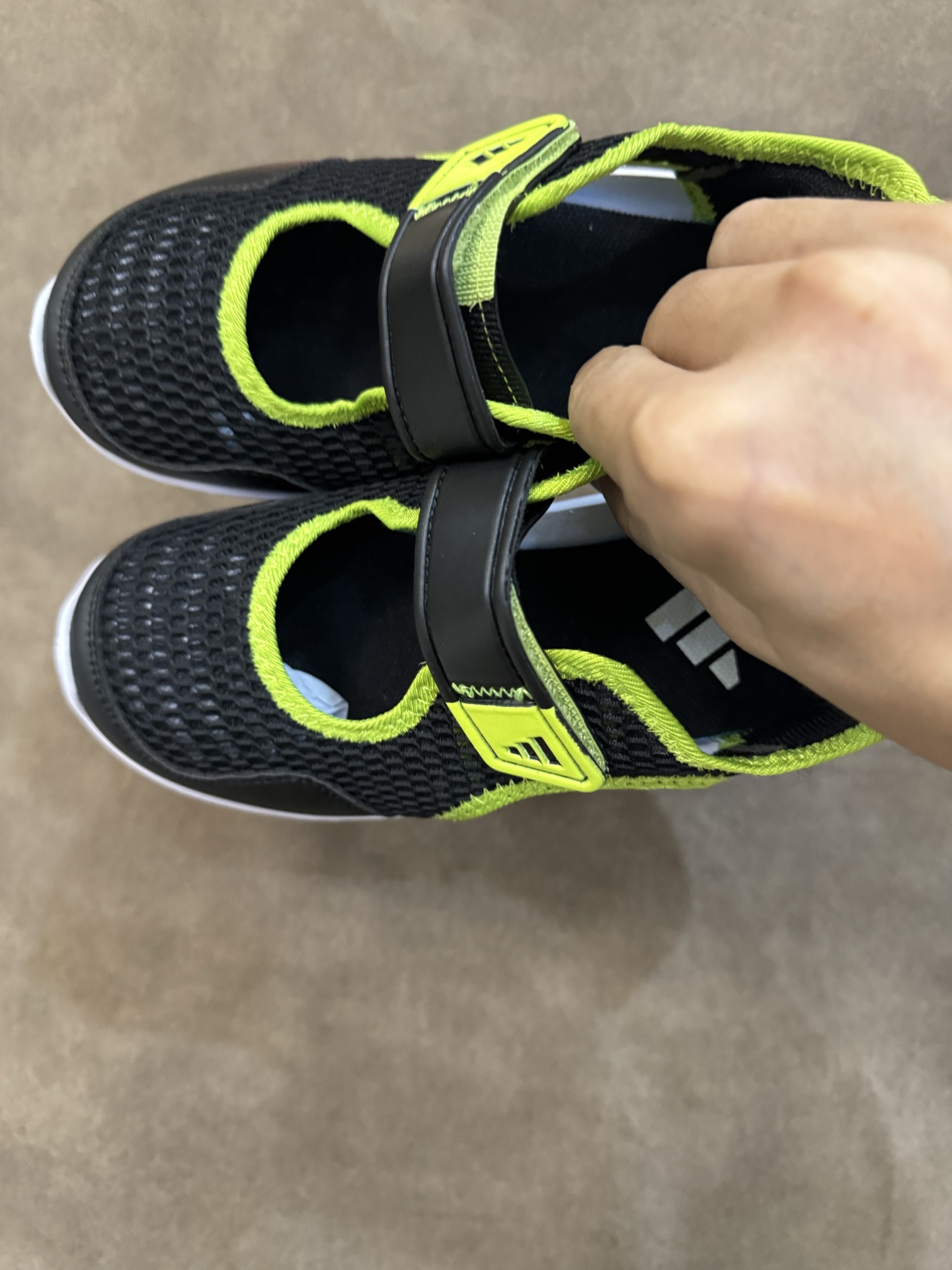 图片[2]-adidas阿迪达斯男女婴童魔术贴设计轻便凉鞋 尺码：22-27 小童 百搭又不失时尚的三条纹 透气性网面，舒适不闷脚☁️ 耐磨防滑大底，脚感超赞👍🏻-选品中心