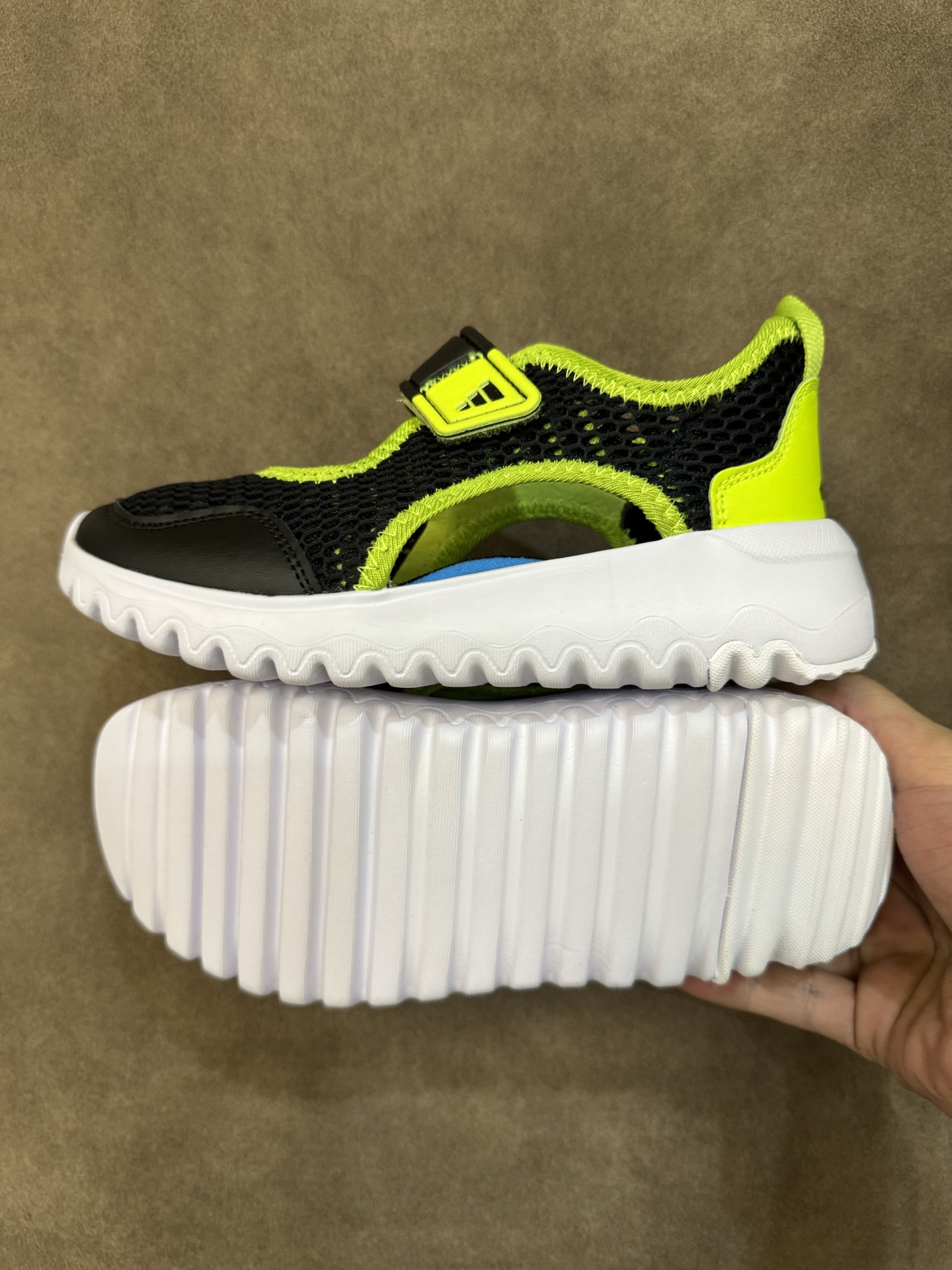 图片[9]-adidas阿迪达斯男女婴童魔术贴设计轻便凉鞋 尺码：22-27 小童 百搭又不失时尚的三条纹 透气性网面，舒适不闷脚☁️ 耐磨防滑大底，脚感超赞👍🏻-选品中心