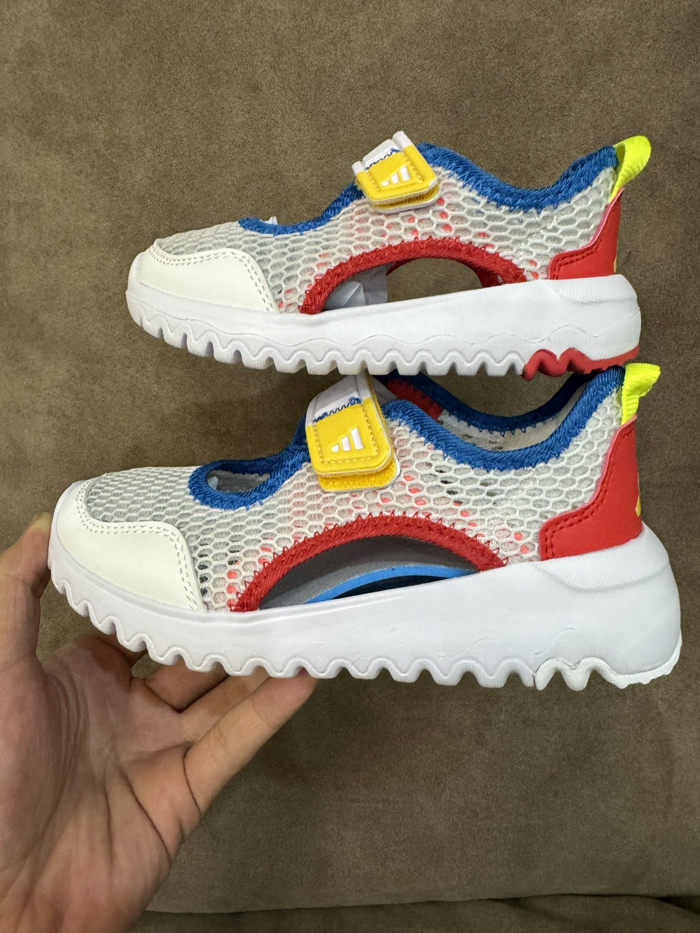 Tabla de tallas adidas Sandalias ligeras Adidas con diseño de velcro para niños y niñas TAMAÑO: 22-27 niños 28-37 adult…