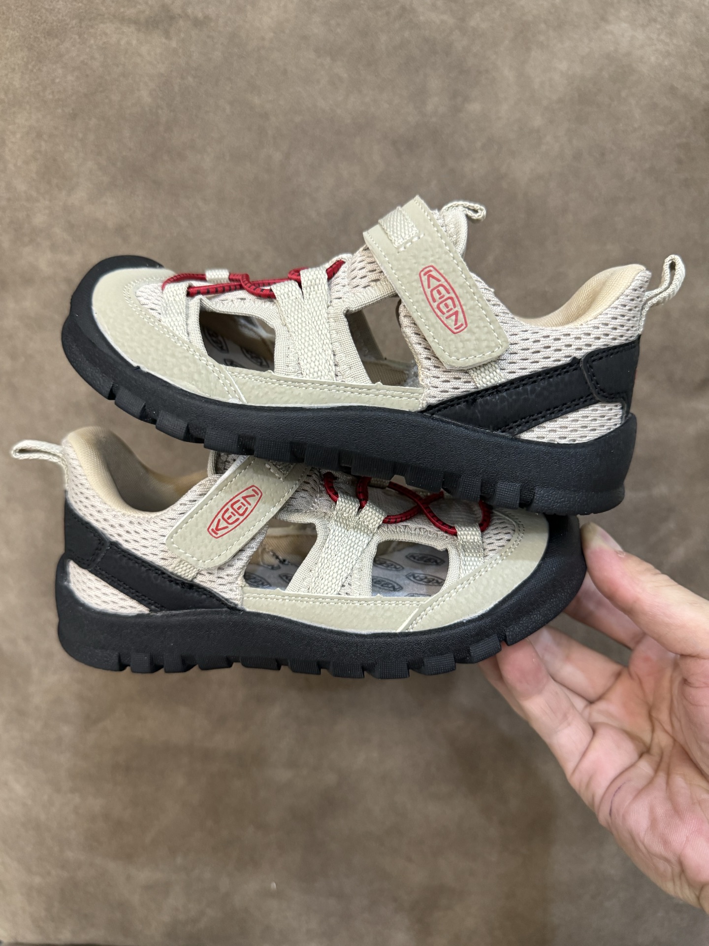 图片[8]-科恩潮牌户外魔术贴镂空儿童涉水溯溪凉鞋 尺码：26-37码 户外大佬潮牌⛺️ 优质尼龙材料镂空拼接，透气又舒适☁️ 橡胶耐磨防滑包头大底✅ 应对轻松不管是室内还是户外的各种地形✌🏻 高端客户必入单品❤️-选品中心