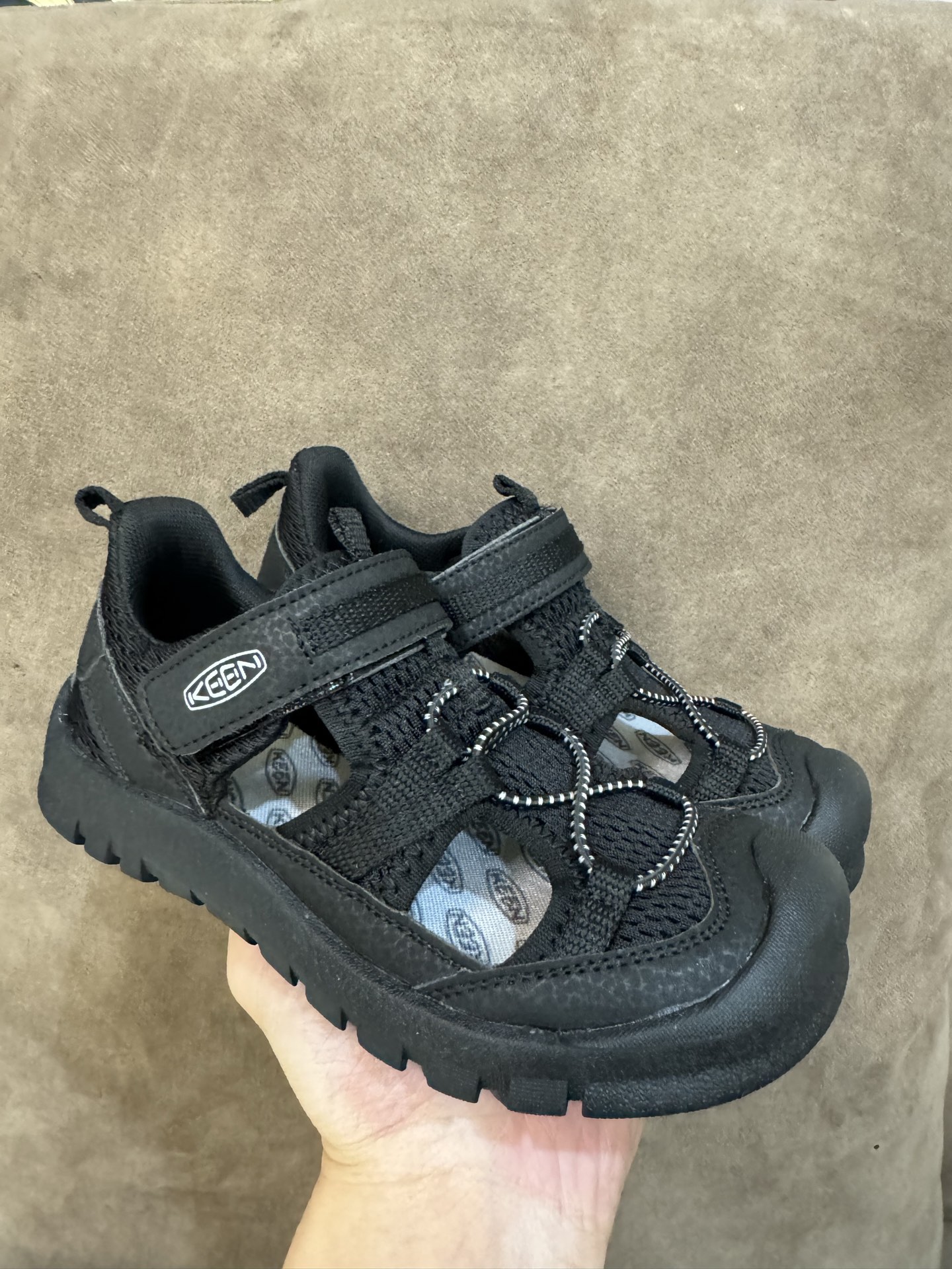 图片[5]-科恩潮牌户外魔术贴镂空儿童涉水溯溪凉鞋 尺码：26-37码 户外大佬潮牌⛺️ 优质尼龙材料镂空拼接，透气又舒适☁️ 橡胶耐磨防滑包头大底✅ 应对轻松不管是室内还是户外的各种地形✌🏻 高端客户必入单品❤️-选品中心