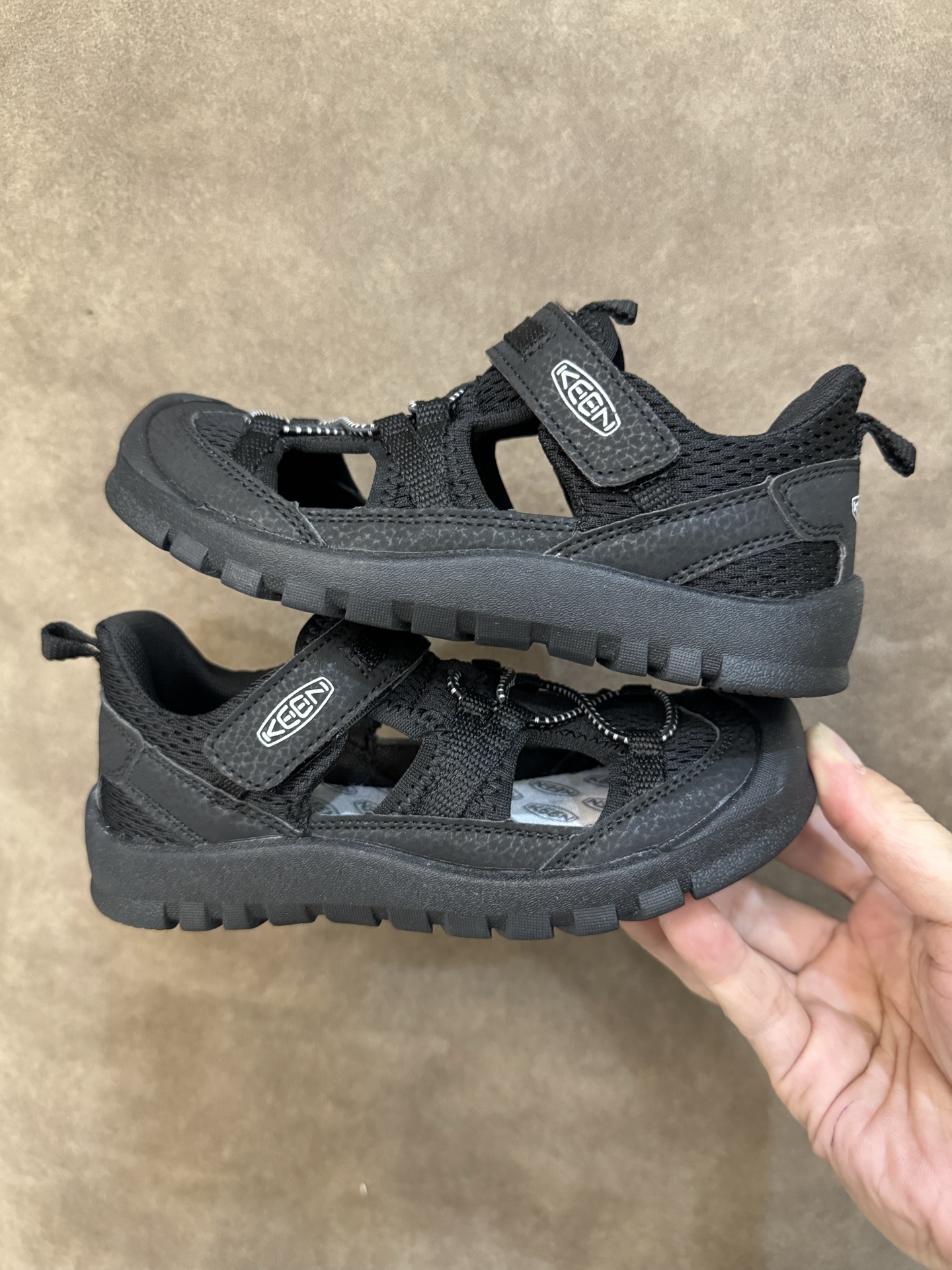 图片[8]-科恩潮牌户外魔术贴镂空儿童涉水溯溪凉鞋 尺码：26-37码 户外大佬潮牌⛺️ 优质尼龙材料镂空拼接，透气又舒适☁️ 橡胶耐磨防滑包头大底✅ 应对轻松不管是室内还是户外的各种地形✌🏻 高端客户必入单品❤️-选品中心