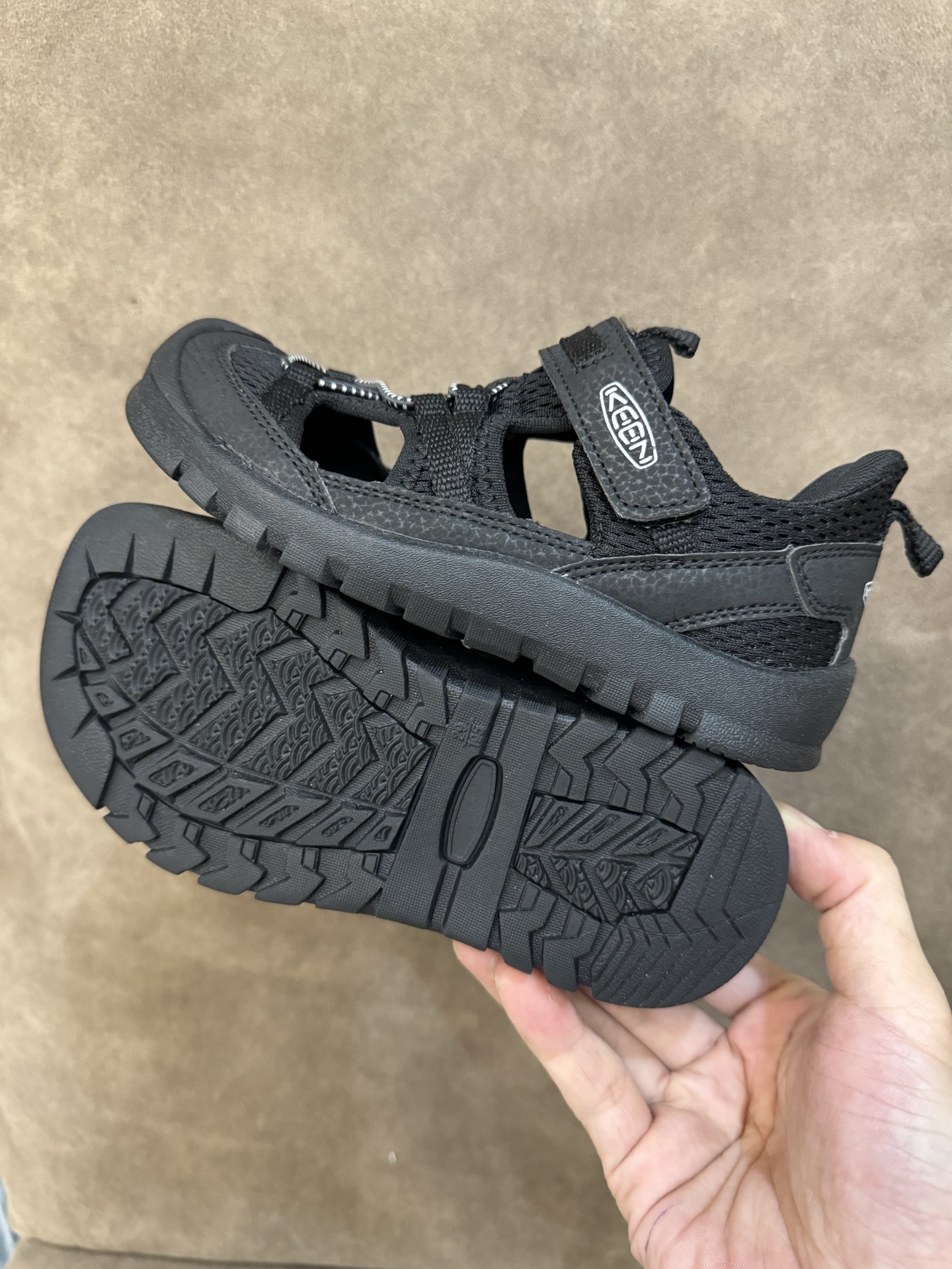 图片[9]-科恩潮牌户外魔术贴镂空儿童涉水溯溪凉鞋 尺码：26-37码 户外大佬潮牌⛺️ 优质尼龙材料镂空拼接，透气又舒适☁️ 橡胶耐磨防滑包头大底✅ 应对轻松不管是室内还是户外的各种地形✌🏻 高端客户必入单品❤️-选品中心