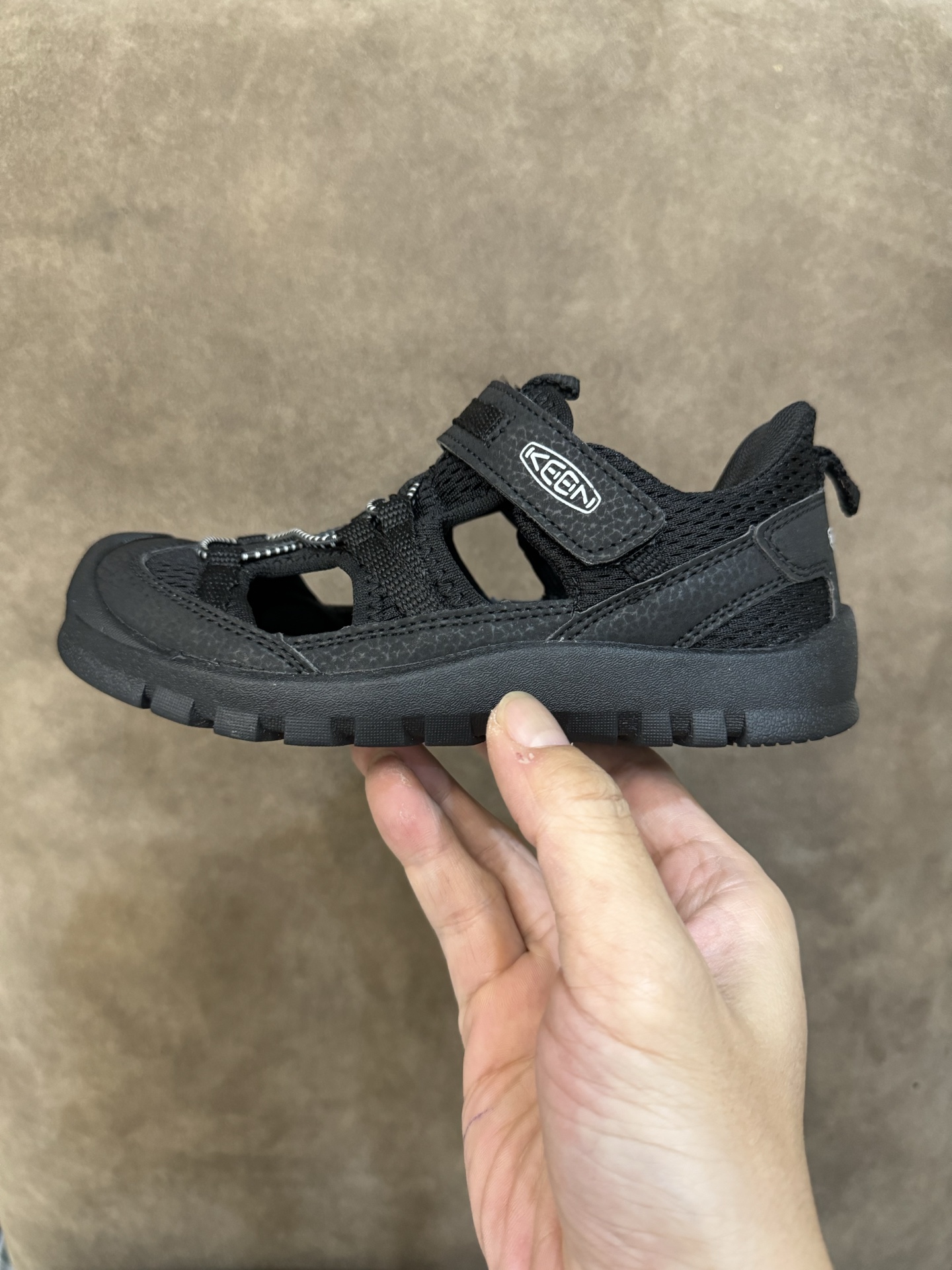 尺码表 新款 科恩潮牌户外魔术贴镂空儿童涉水溯溪凉鞋 尺码:26-37码 户外大佬潮牌⛺️ 优质尼龙材料镂空拼接,透气又舒适☁️ 橡胶耐磨防滑包头大底✅ 应对轻松不管是室内还是户外的各种地形✌🏻 高端客户必入单品❤️-选品中心