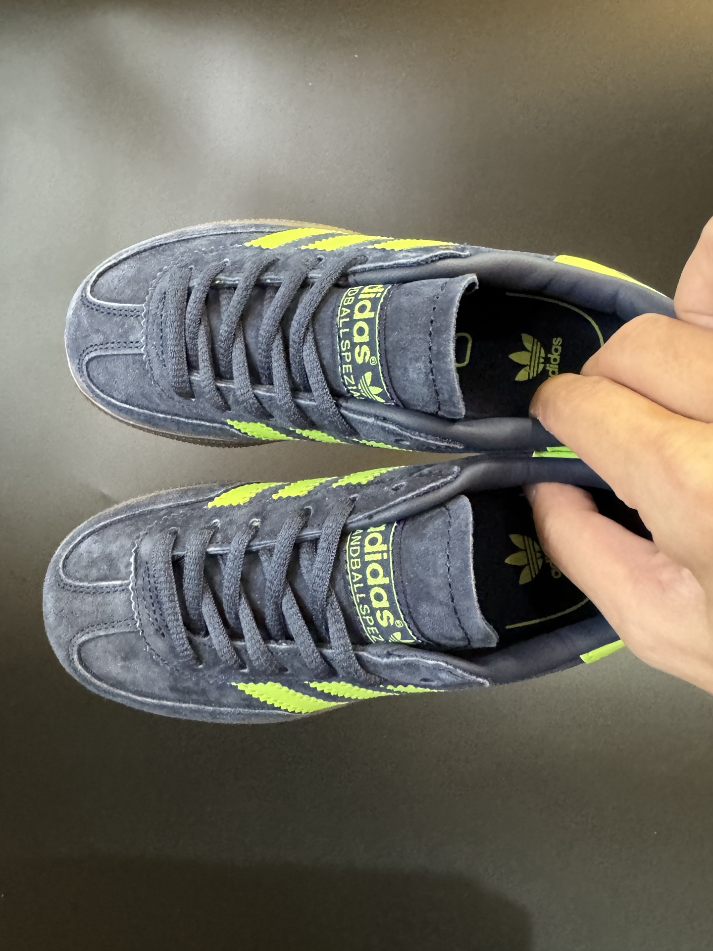 AD德训三代handball spezial儿童手球鞋休闲鞋 尺码：24-37码 超百搭的新款德训🆕 优质猪八革面料，质感满分💯 橡胶耐磨防滑大底，脚感超赞👍🏻 额外附赠一对鞋带扣，穿脱更加方便✌🏻-选品中心