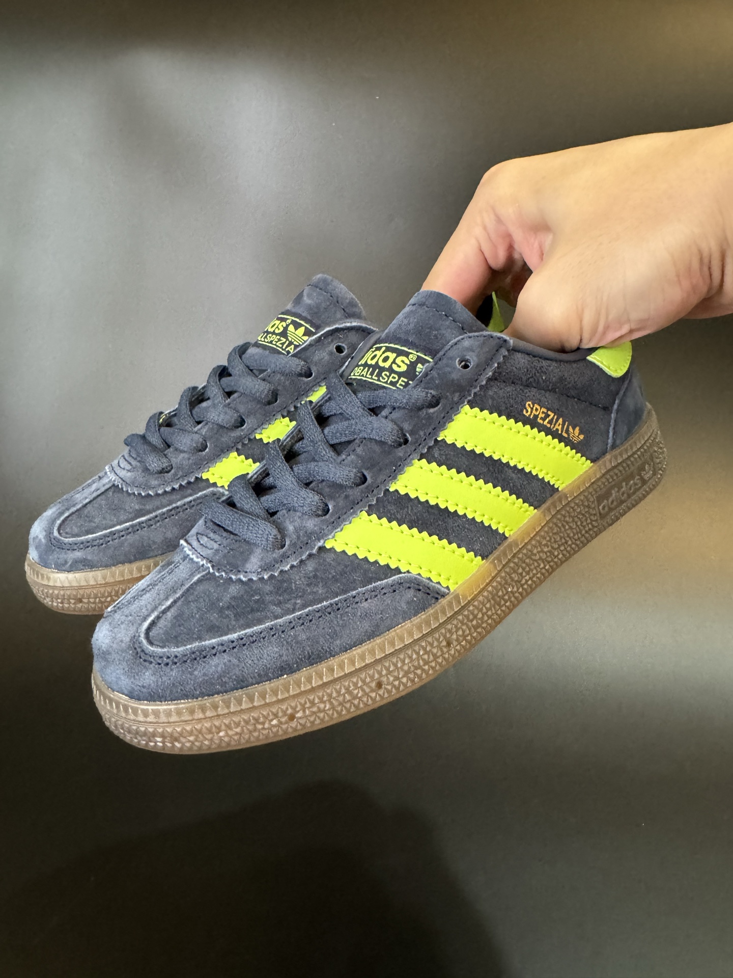 图片[2]-AD德训三代handball spezial儿童手球鞋休闲鞋 尺码：24-37码 超百搭的新款德训🆕 优质猪八革面料，质感满分💯 橡胶耐磨防滑大底，脚感超赞👍🏻 额外附赠一对鞋带扣，穿脱更加方便✌🏻-选品中心