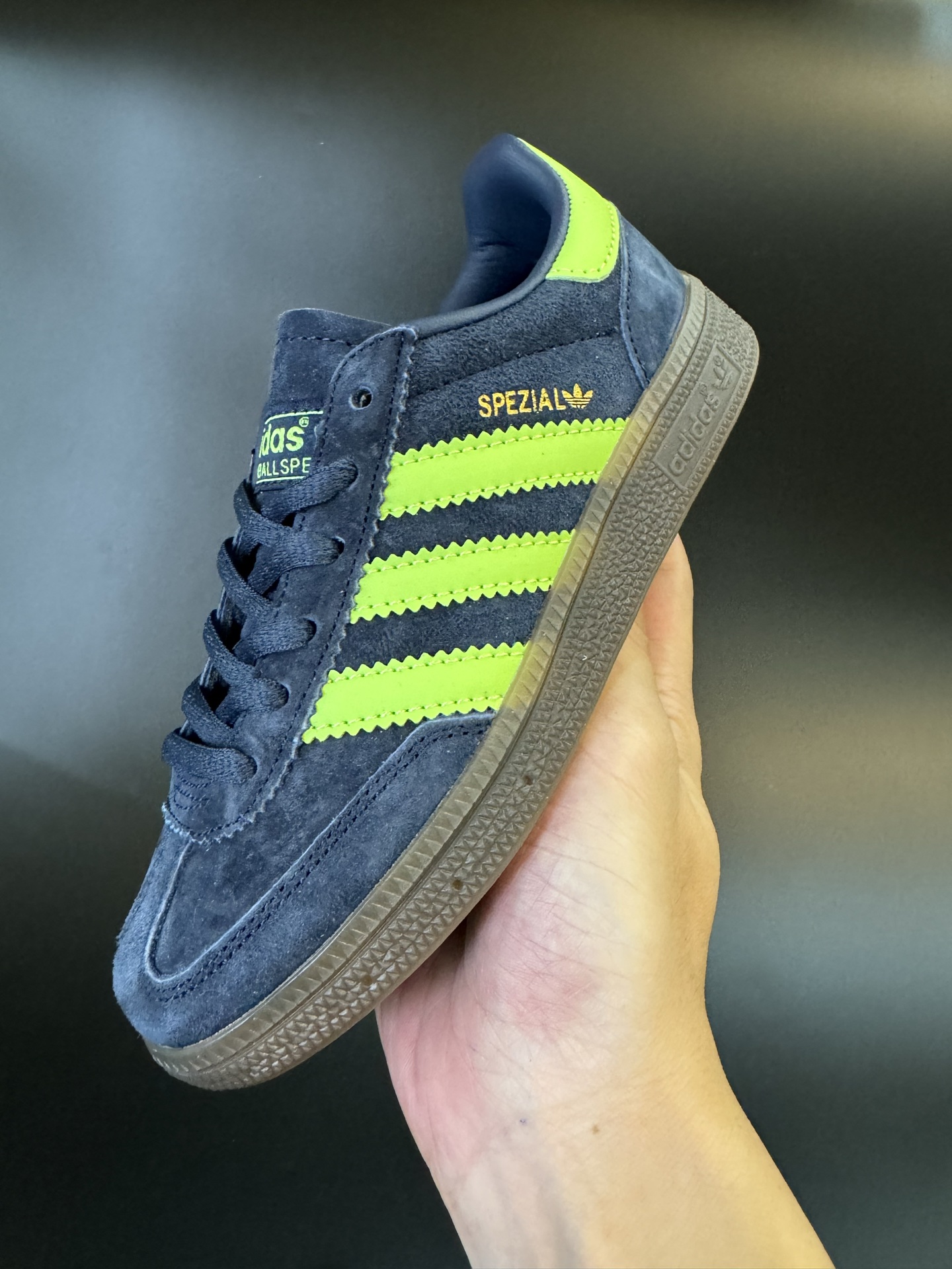 图片[3]-AD德训三代handball spezial儿童手球鞋休闲鞋 尺码：24-37码 超百搭的新款德训🆕 优质猪八革面料，质感满分💯 橡胶耐磨防滑大底，脚感超赞👍🏻 额外附赠一对鞋带扣，穿脱更加方便✌🏻-选品中心