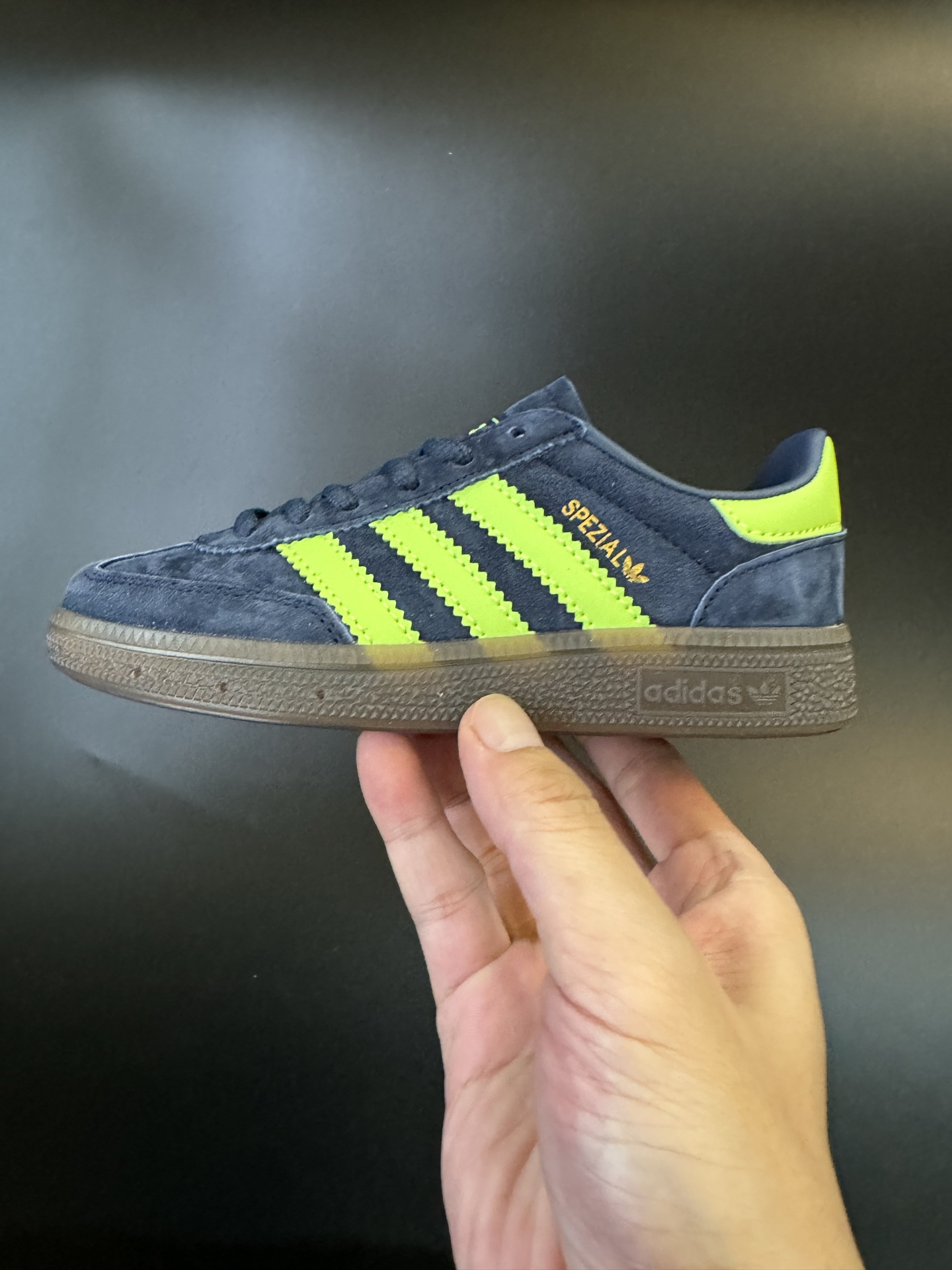 图片[4]-AD德训三代handball spezial儿童手球鞋休闲鞋 尺码：24-37码 超百搭的新款德训🆕 优质猪八革面料，质感满分💯 橡胶耐磨防滑大底，脚感超赞👍🏻 额外附赠一对鞋带扣，穿脱更加方便✌🏻-选品中心