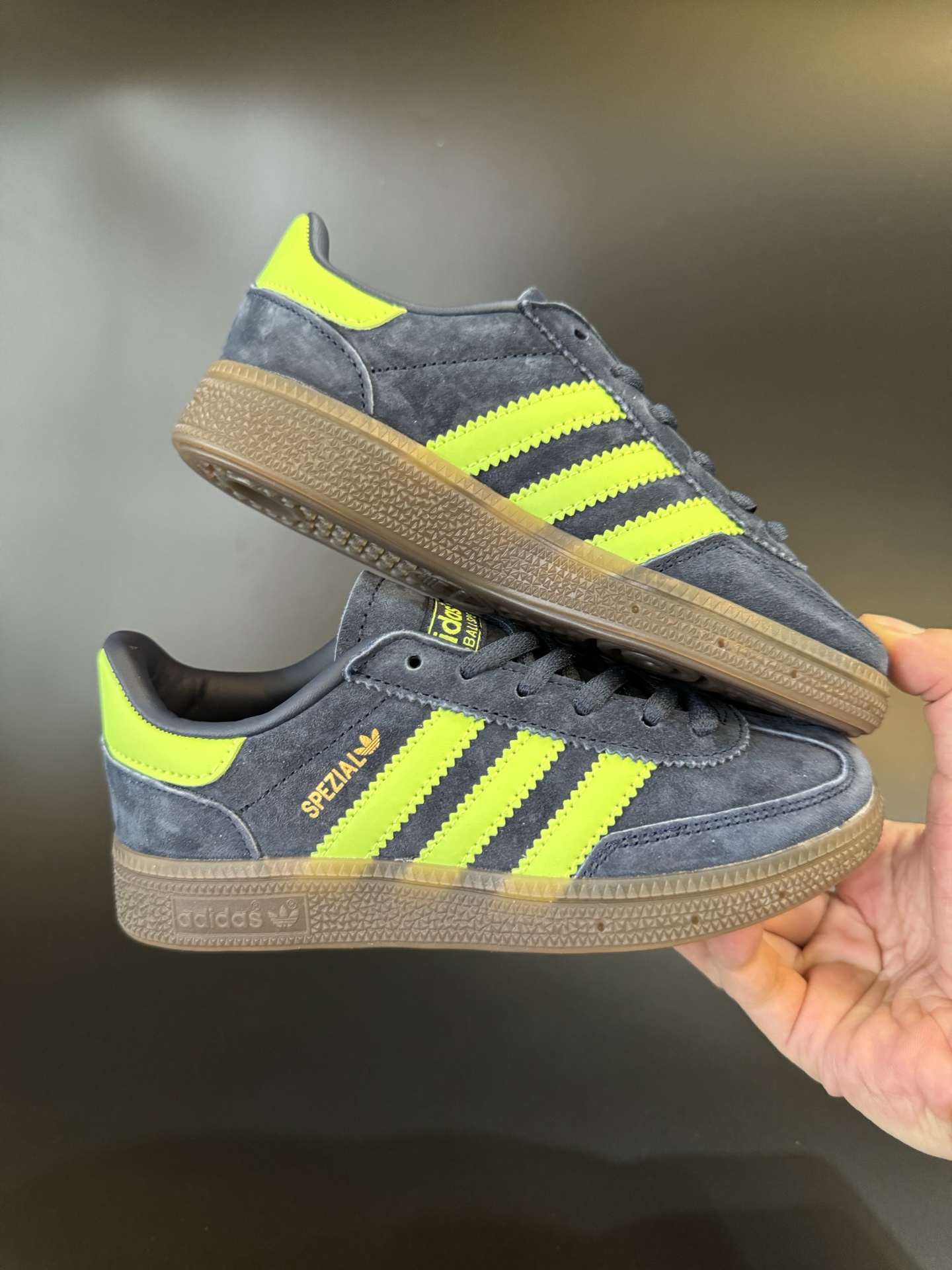 图片[9]-AD德训三代handball spezial儿童手球鞋休闲鞋 尺码：24-37码 超百搭的新款德训🆕 优质猪八革面料，质感满分💯 橡胶耐磨防滑大底，脚感超赞👍🏻 额外附赠一对鞋带扣，穿脱更加方便✌🏻-选品中心