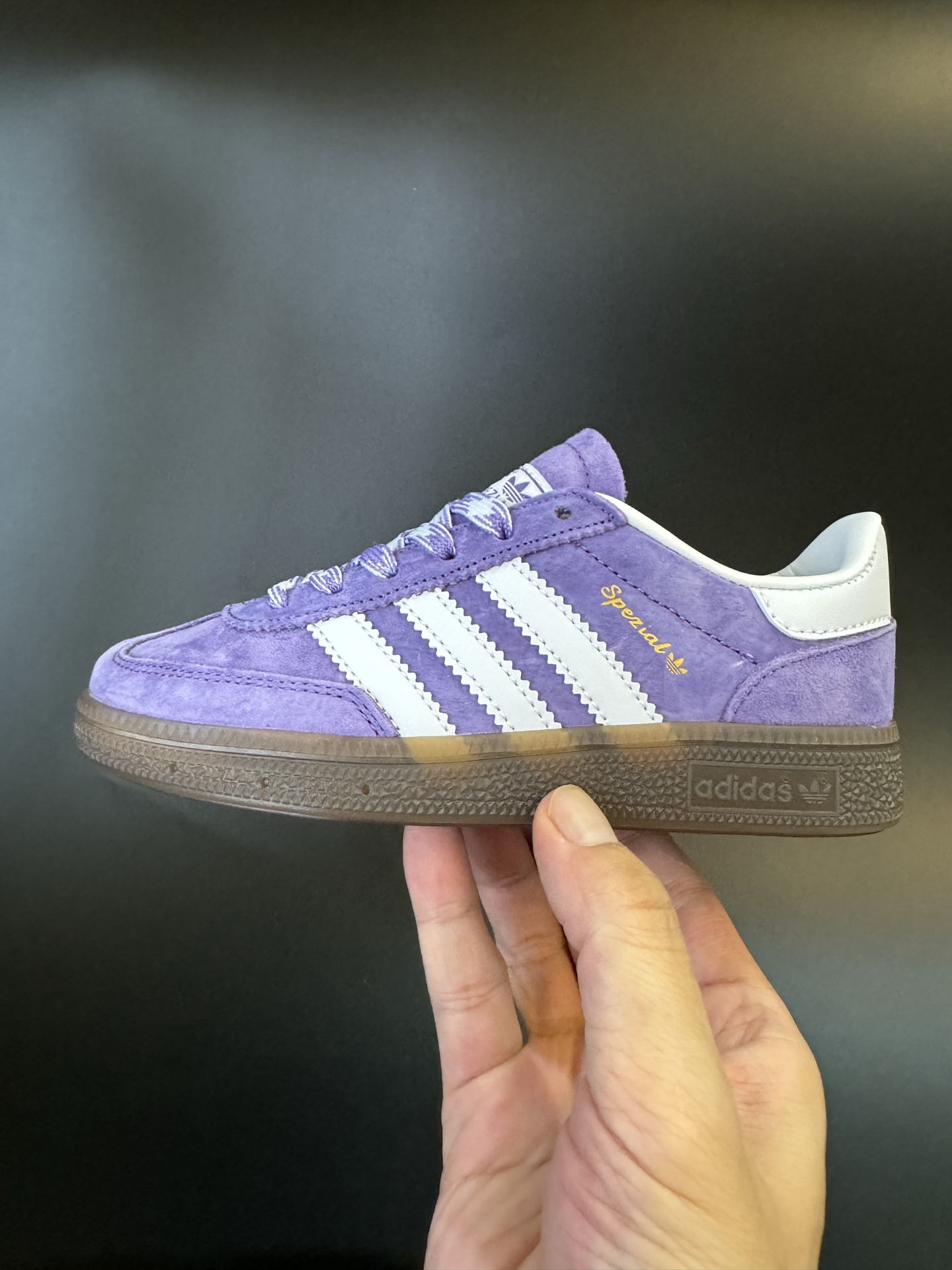 图片[4]-AD德训三代handball spezial儿童手球鞋休闲鞋 尺码：24-37码 超百搭的新款德训🆕 优质猪八革面料，质感满分💯 橡胶耐磨防滑大底，脚感超赞👍🏻 额外附赠一对鞋带扣，穿脱更加方便✌🏻-选品中心