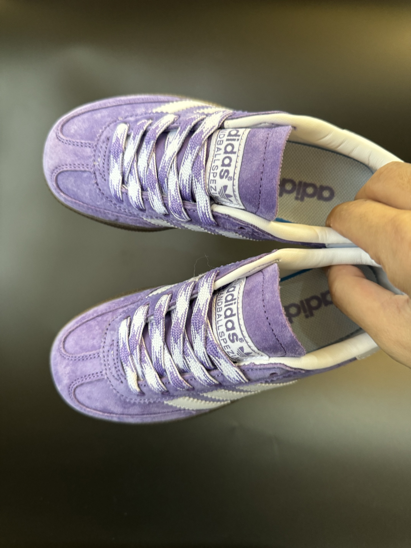 AD德训三代handball spezial儿童手球鞋休闲鞋 尺码：24-37码 超百搭的新款德训🆕 优质猪八革面料，质感满分💯 橡胶耐磨防滑大底，脚感超赞👍🏻 额外附赠一对鞋带扣，穿脱更加方便✌🏻-选品中心