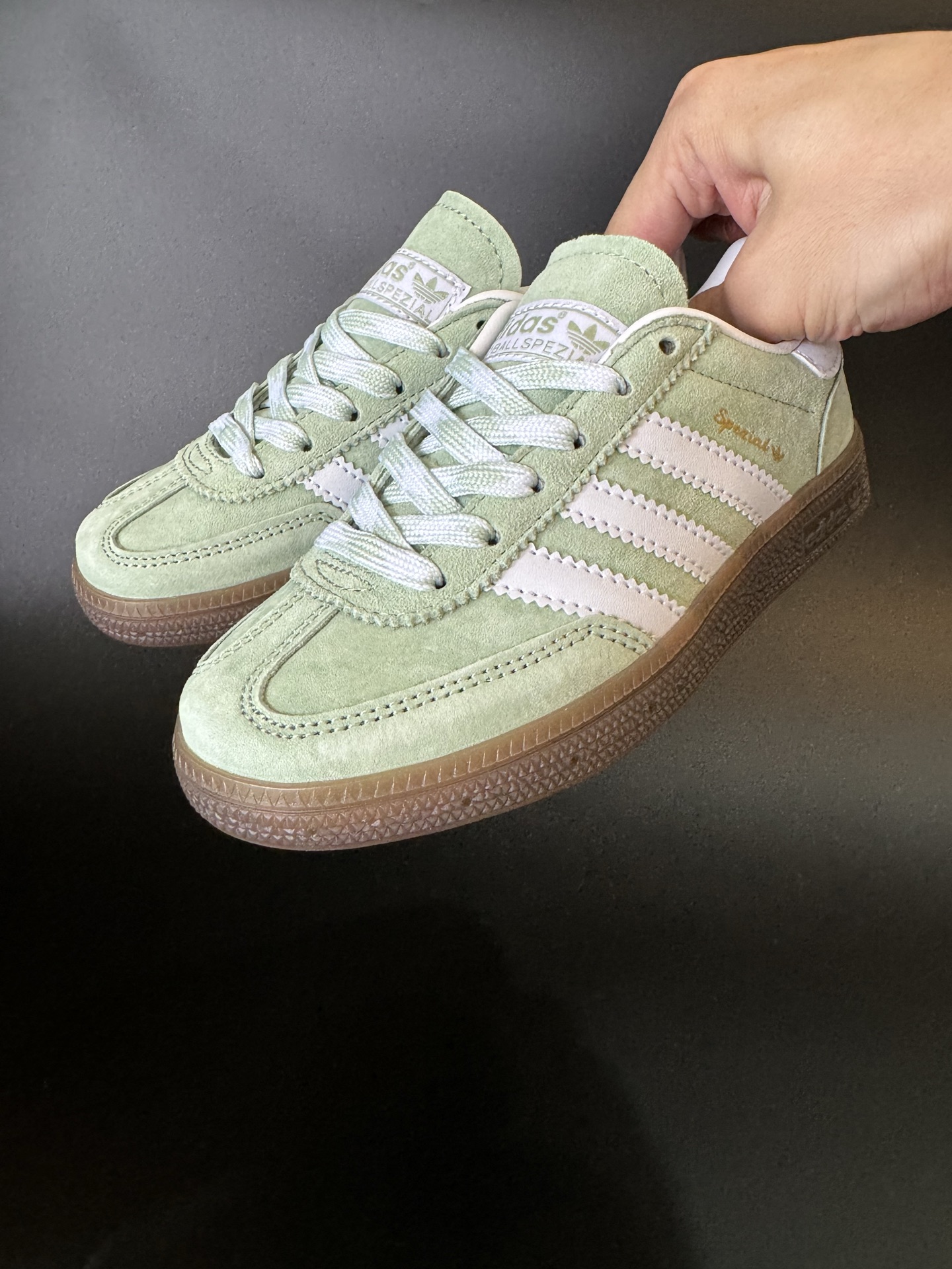 图片[2]-AD德训三代handball spezial儿童手球鞋休闲鞋 尺码：24-37码 超百搭的新款德训🆕 优质猪八革面料，质感满分💯 橡胶耐磨防滑大底，脚感超赞👍🏻 额外附赠一对鞋带扣，穿脱更加方便✌🏻-选品中心