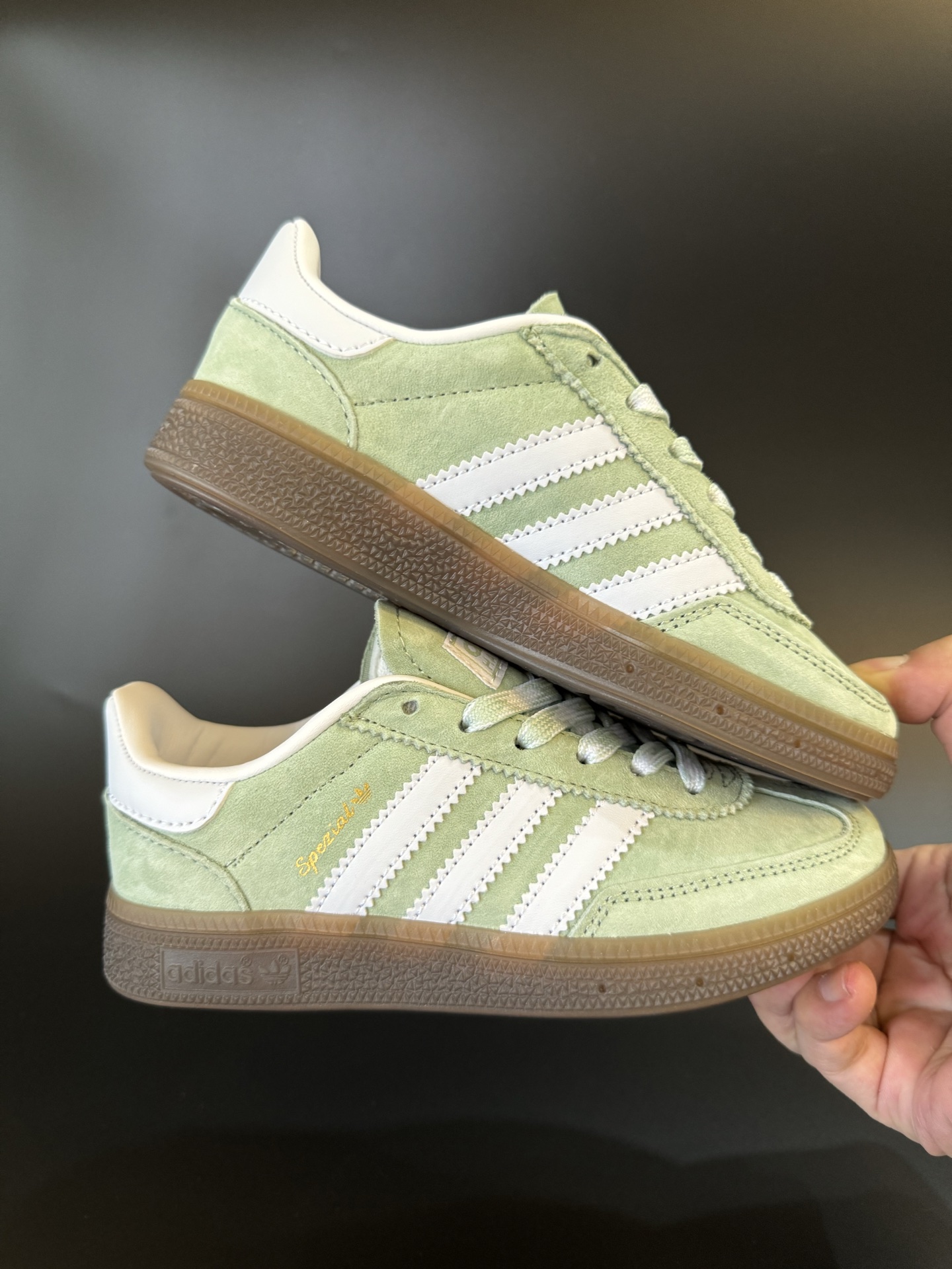 图片[9]-AD德训三代handball spezial儿童手球鞋休闲鞋 尺码：24-37码 超百搭的新款德训🆕 优质猪八革面料，质感满分💯 橡胶耐磨防滑大底，脚感超赞👍🏻 额外附赠一对鞋带扣，穿脱更加方便✌🏻-选品中心