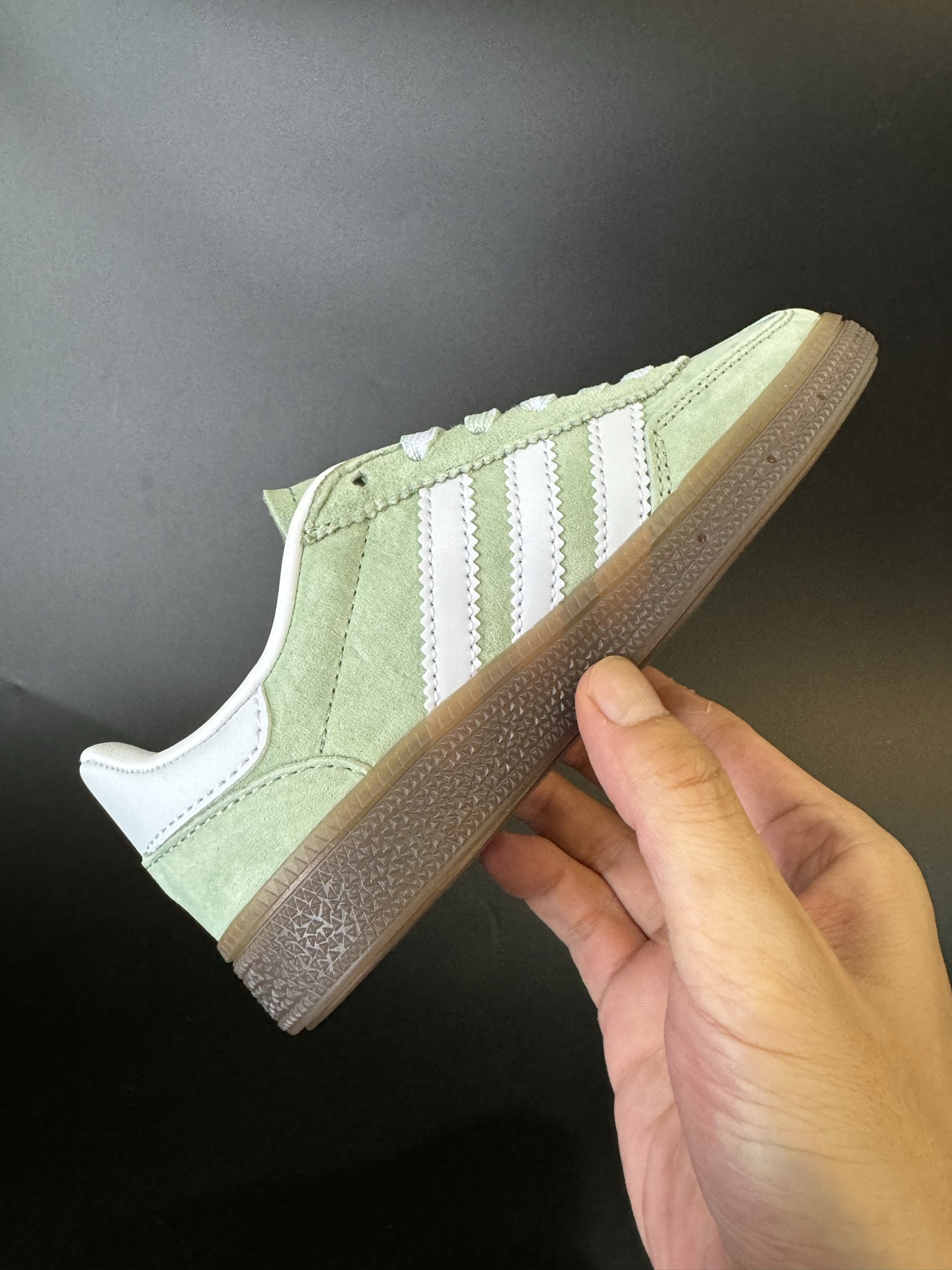 图片[6]-AD德训三代handball spezial儿童手球鞋休闲鞋 尺码：24-37码 超百搭的新款德训🆕 优质猪八革面料，质感满分💯 橡胶耐磨防滑大底，脚感超赞👍🏻 额外附赠一对鞋带扣，穿脱更加方便✌🏻-选品中心