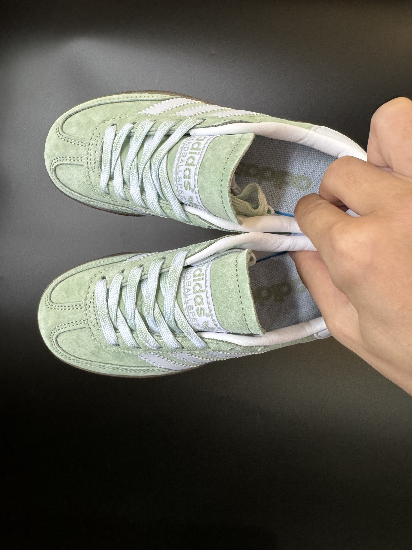 AD德训三代handball spezial儿童手球鞋休闲鞋 尺码:24-37码 超百搭的新款德训🆕 优质猪八革面料,质感满分💯 橡胶耐磨防滑大底,脚感超赞👍🏻 额外附赠一对鞋带扣,穿脱更加方便✌🏻-选品中心