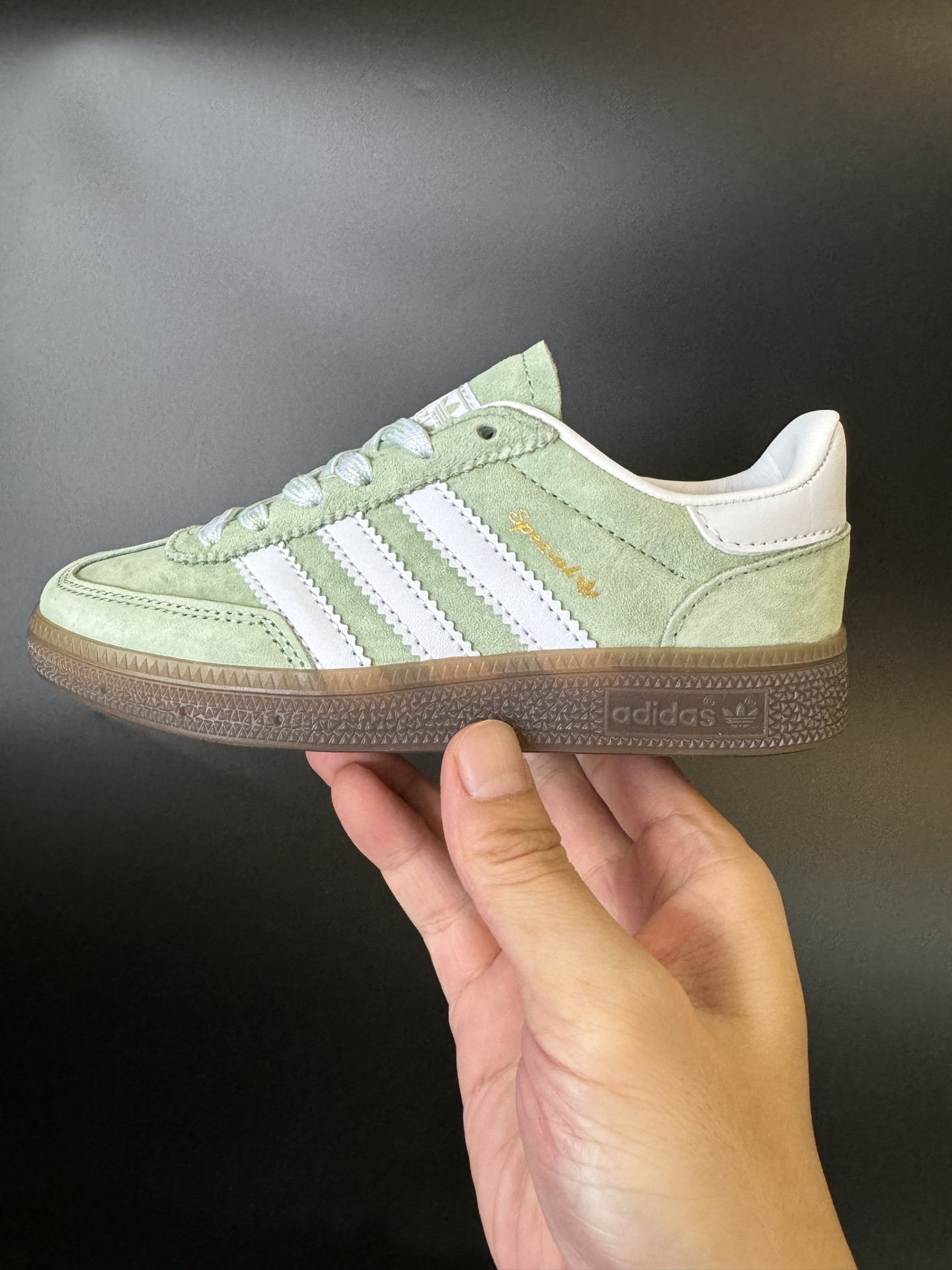 图片[4]-AD德训三代handball spezial儿童手球鞋休闲鞋 尺码：24-37码 超百搭的新款德训🆕 优质猪八革面料，质感满分💯 橡胶耐磨防滑大底，脚感超赞👍🏻 额外附赠一对鞋带扣，穿脱更加方便✌🏻-选品中心