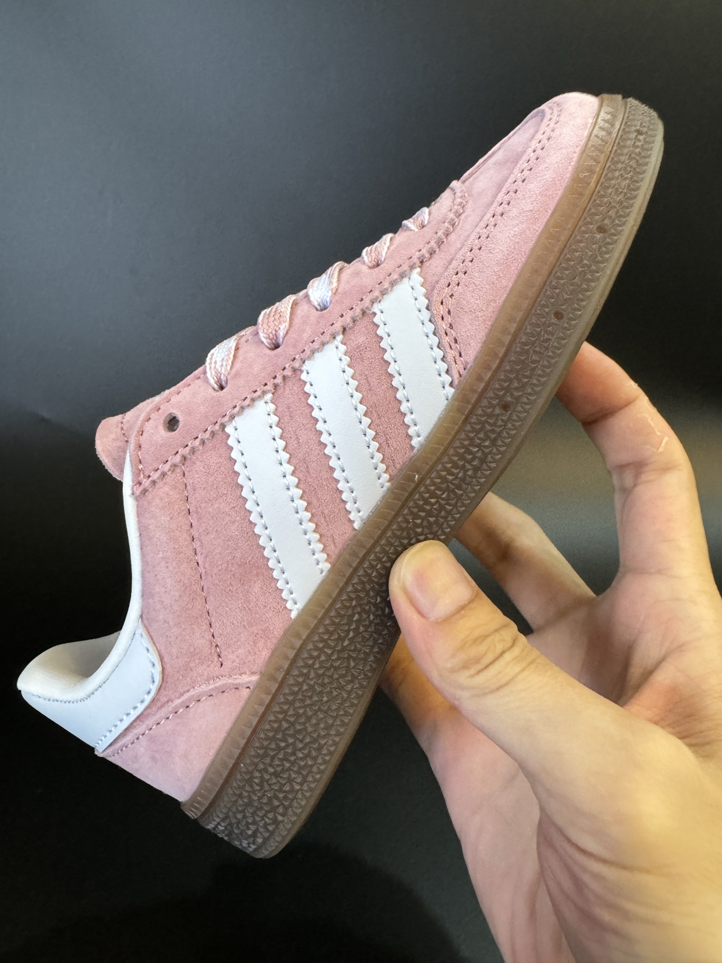 图片[6]-AD德训三代handball spezial儿童手球鞋休闲鞋 尺码：24-37码 超百搭的新款德训🆕 优质猪八革面料，质感满分💯 橡胶耐磨防滑大底，脚感超赞👍🏻 额外附赠一对鞋带扣，穿脱更加方便✌🏻-选品中心