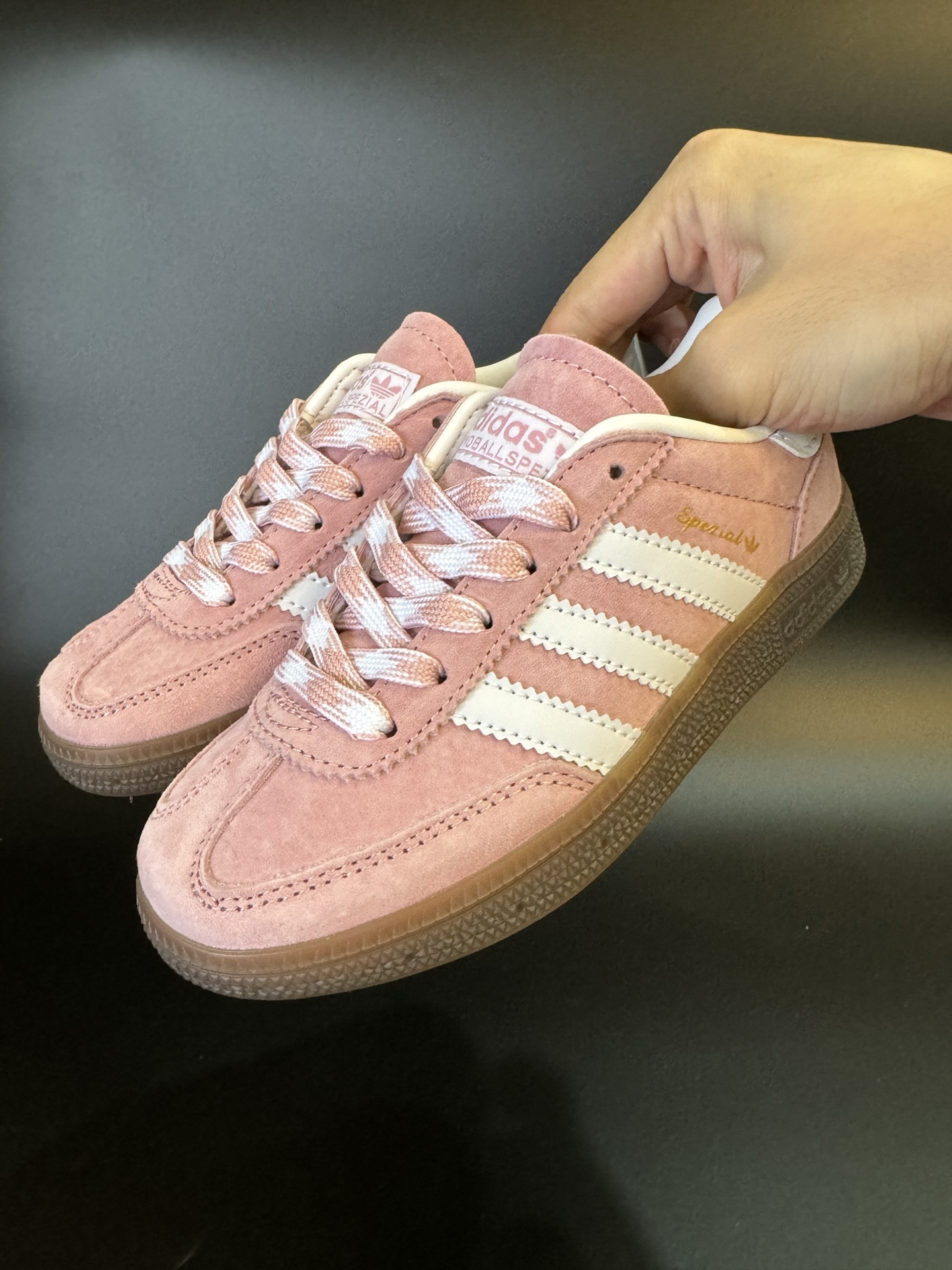 图片[2]-AD德训三代handball spezial儿童手球鞋休闲鞋 尺码：24-37码 超百搭的新款德训🆕 优质猪八革面料，质感满分💯 橡胶耐磨防滑大底，脚感超赞👍🏻 额外附赠一对鞋带扣，穿脱更加方便✌🏻-选品中心