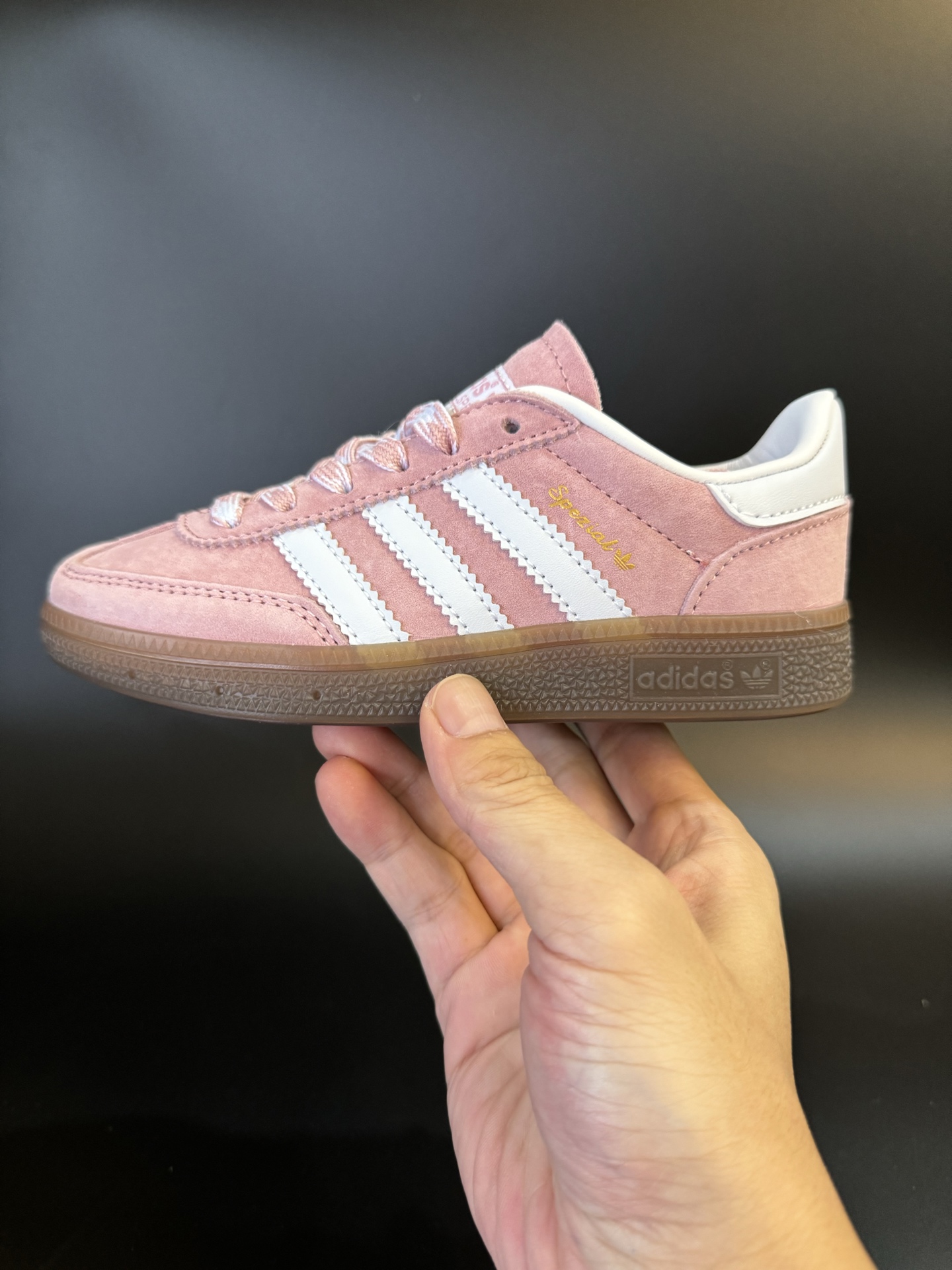 图片[4]-AD德训三代handball spezial儿童手球鞋休闲鞋 尺码：24-37码 超百搭的新款德训🆕 优质猪八革面料，质感满分💯 橡胶耐磨防滑大底，脚感超赞👍🏻 额外附赠一对鞋带扣，穿脱更加方便✌🏻-选品中心