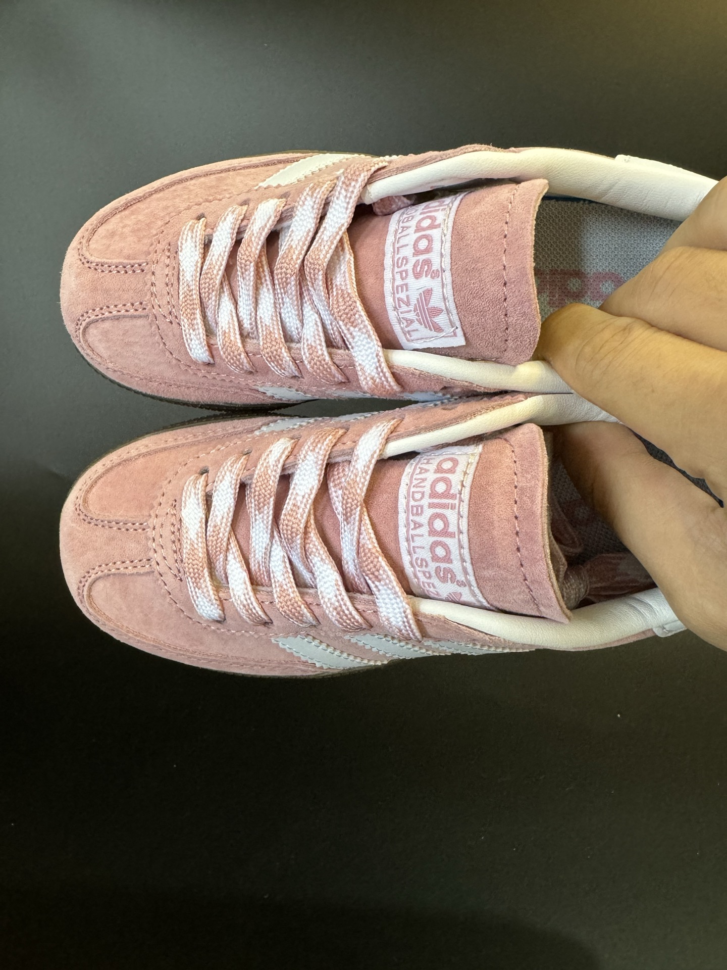 AD德训三代handball spezial儿童手球鞋休闲鞋 尺码:24-37码 超百搭的新款德训🆕 优质猪八革面料,质感满分💯 橡胶耐磨防滑大底,脚感超赞👍🏻 额外附赠一对鞋带扣,穿脱更加方便✌🏻-选品中心