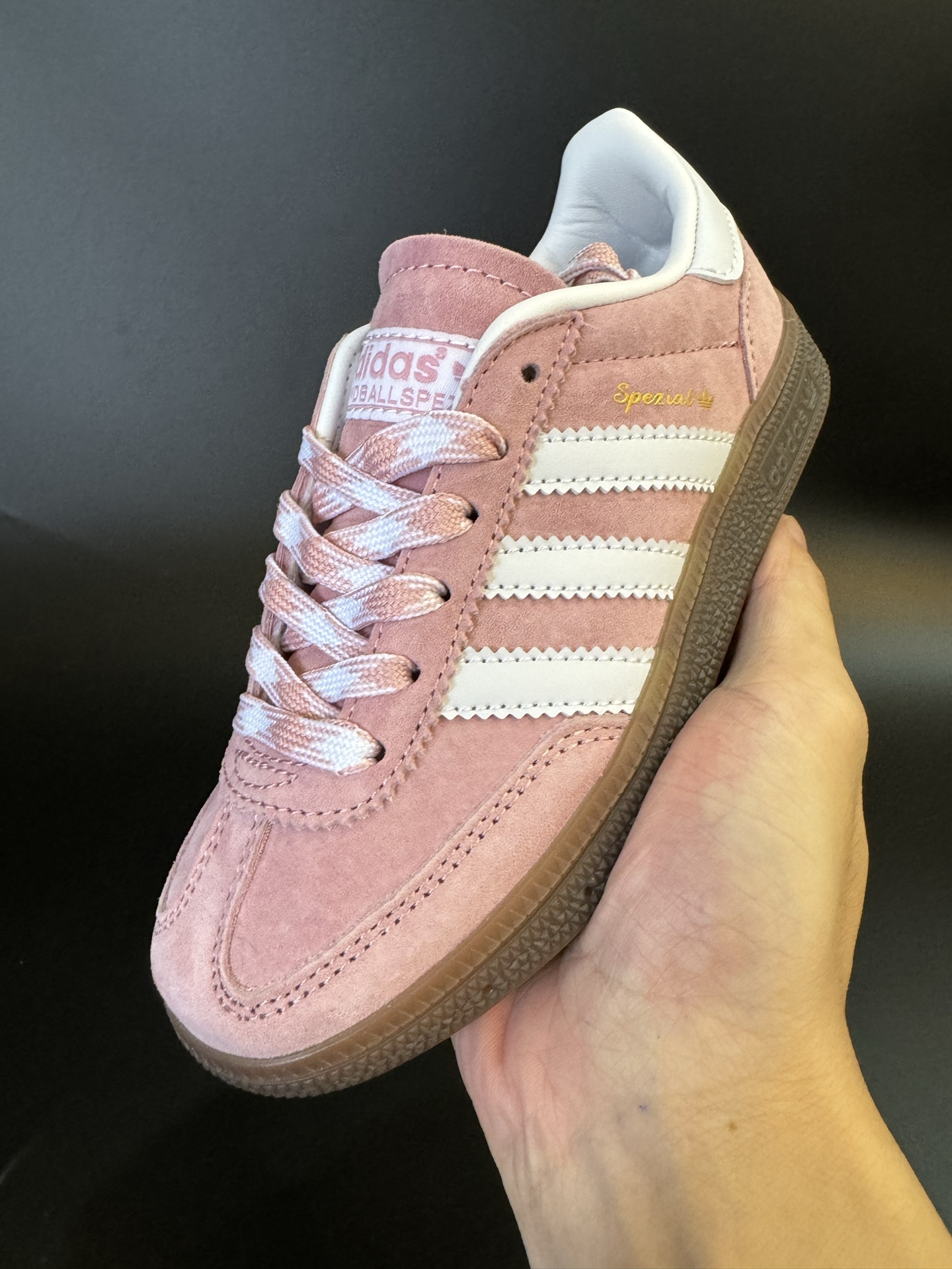 图片[3]-AD德训三代handball spezial儿童手球鞋休闲鞋 尺码：24-37码 超百搭的新款德训🆕 优质猪八革面料，质感满分💯 橡胶耐磨防滑大底，脚感超赞👍🏻 额外附赠一对鞋带扣，穿脱更加方便✌🏻-选品中心