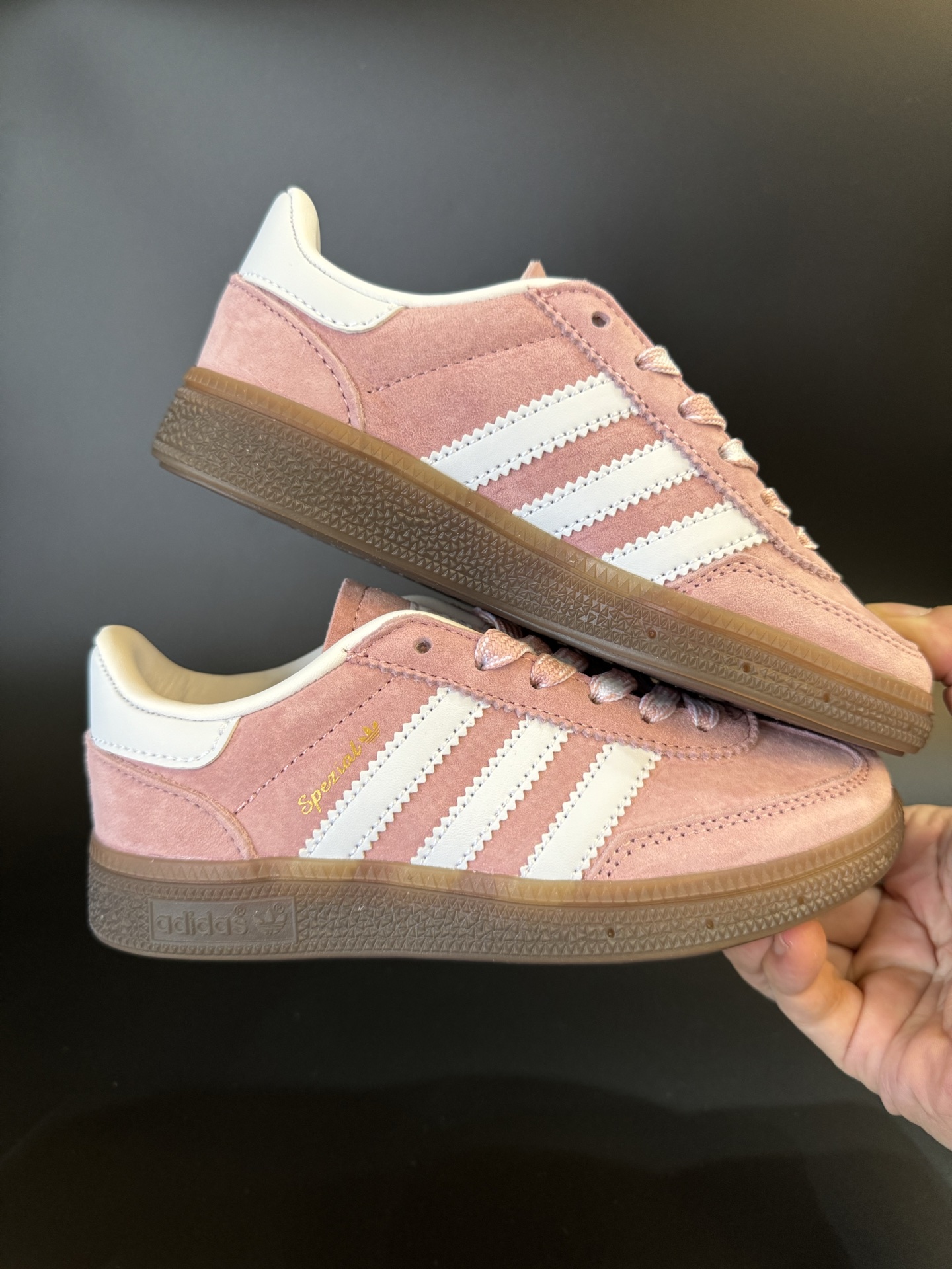 图片[9]-AD德训三代handball spezial儿童手球鞋休闲鞋 尺码：24-37码 超百搭的新款德训🆕 优质猪八革面料，质感满分💯 橡胶耐磨防滑大底，脚感超赞👍🏻 额外附赠一对鞋带扣，穿脱更加方便✌🏻-选品中心