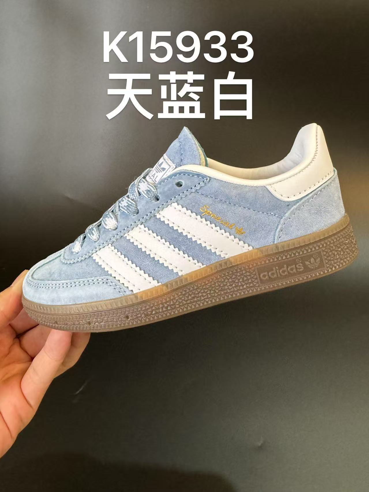 图片[7]-新色猪八皮 AD德训三代handball spezial儿童手球鞋休闲鞋 尺码：24-37码 超百搭的新款德训🆕 优质猪八革面料，质感满分💯 橡胶耐磨防滑大底，脚感超赞👍🏻. 额外附赠一对鞋带扣，穿脱更加方便✌🏻-选品中心