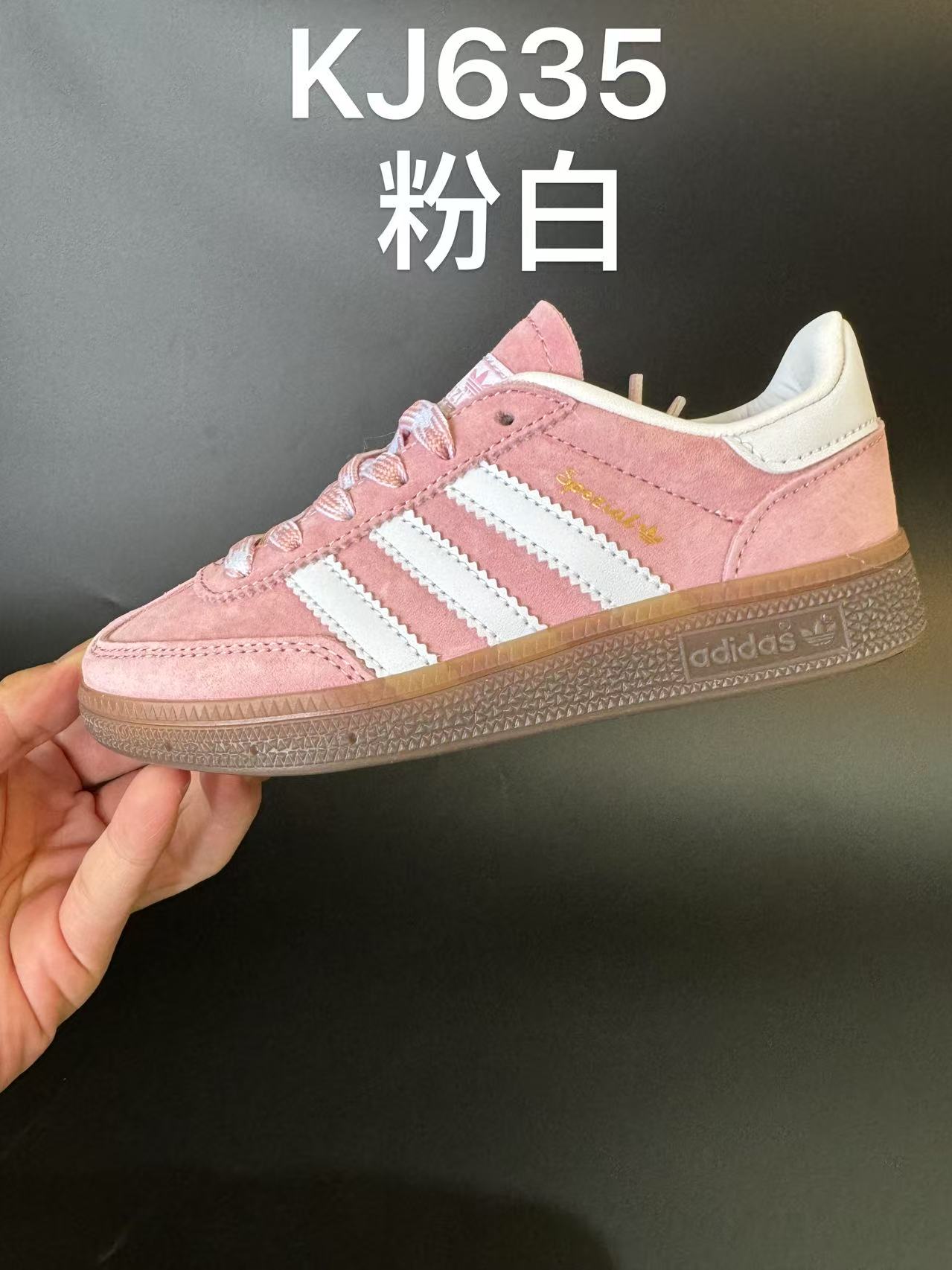 图片[6]-新色猪八皮 AD德训三代handball spezial儿童手球鞋休闲鞋 尺码：24-37码 超百搭的新款德训🆕 优质猪八革面料，质感满分💯 橡胶耐磨防滑大底，脚感超赞👍🏻. 额外附赠一对鞋带扣，穿脱更加方便✌🏻-选品中心