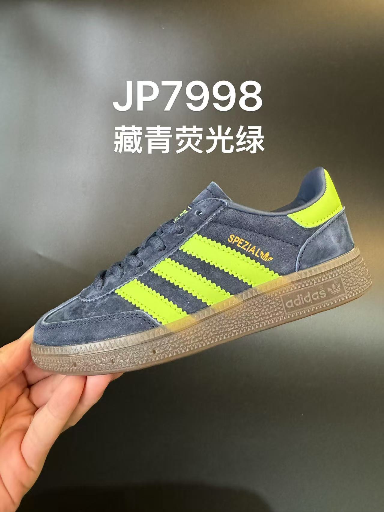 图片[5]-新色猪八皮 AD德训三代handball spezial儿童手球鞋休闲鞋 尺码：24-37码 超百搭的新款德训🆕 优质猪八革面料，质感满分💯 橡胶耐磨防滑大底，脚感超赞👍🏻. 额外附赠一对鞋带扣，穿脱更加方便✌🏻-选品中心