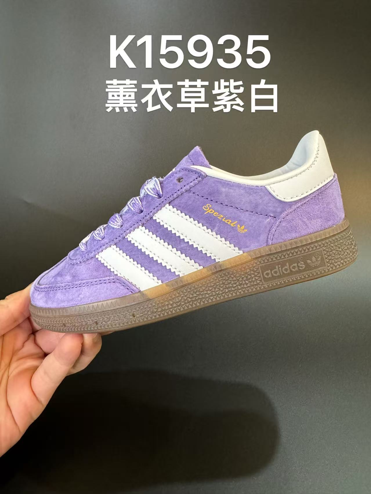 图片[8]-新色猪八皮 AD德训三代handball spezial儿童手球鞋休闲鞋 尺码：24-37码 超百搭的新款德训🆕 优质猪八革面料，质感满分💯 橡胶耐磨防滑大底，脚感超赞👍🏻. 额外附赠一对鞋带扣，穿脱更加方便✌🏻-选品中心