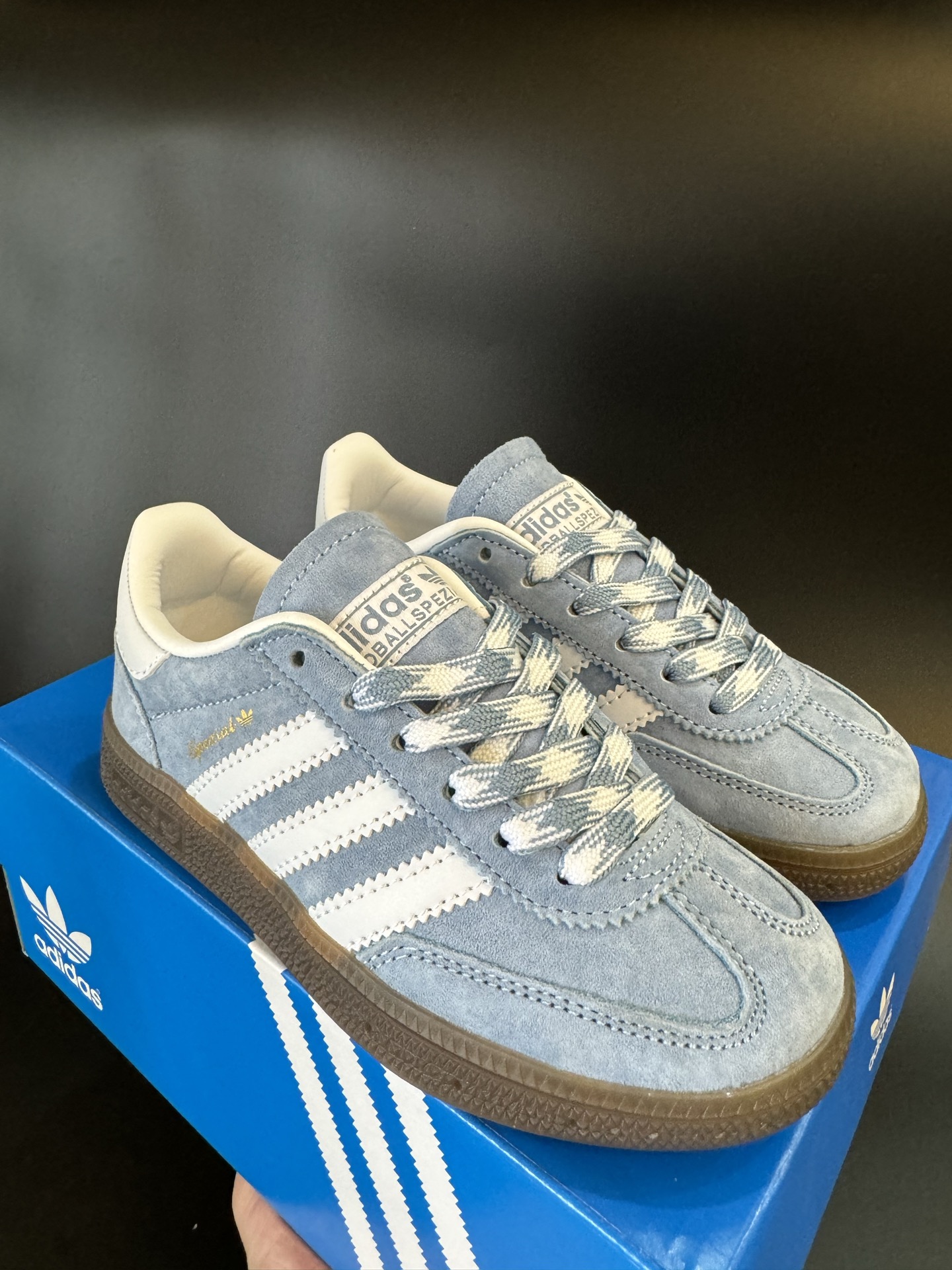 图片[6]-新色 猪八皮 放 A家新款handball spezial儿童手球鞋休闲鞋 尺码：24-37码 超百搭的新款德训🆕 优质猪八革面料，质感满分💯 橡胶耐磨防滑大底，脚感超赞👍🏻. 额外附赠一对鞋带扣，穿脱更加方便✌🏻-选品中心