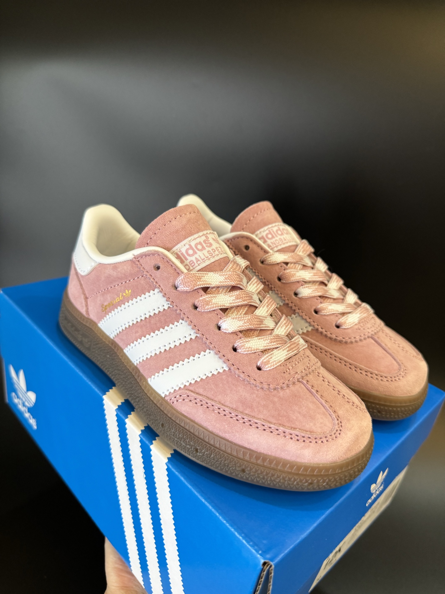 图片[8]-新色 猪八皮 放 A家新款handball spezial儿童手球鞋休闲鞋 尺码：24-37码 超百搭的新款德训🆕 优质猪八革面料，质感满分💯 橡胶耐磨防滑大底，脚感超赞👍🏻. 额外附赠一对鞋带扣，穿脱更加方便✌🏻-选品中心