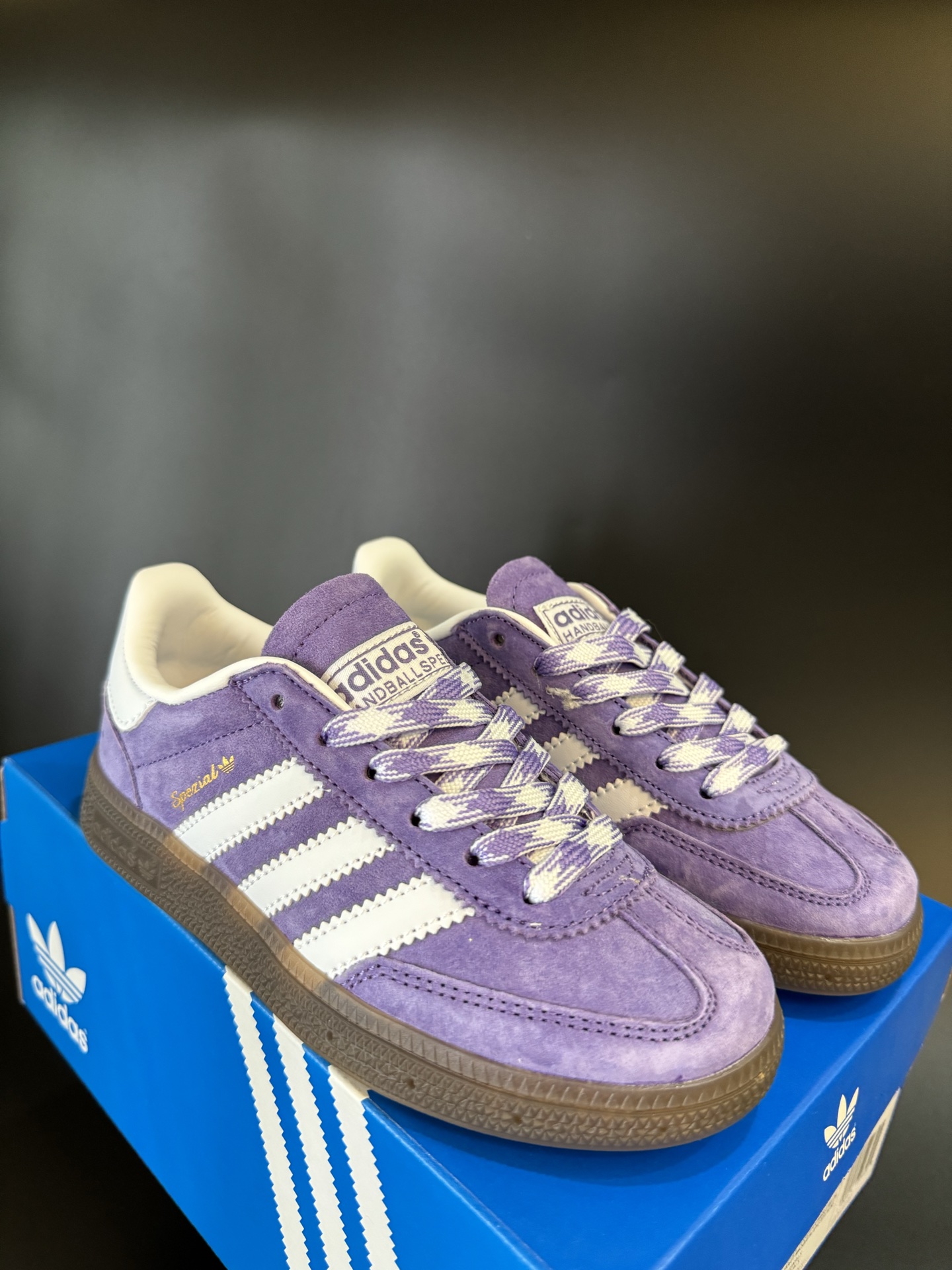 图片[7]-新色 猪八皮 放 A家新款handball spezial儿童手球鞋休闲鞋 尺码：24-37码 超百搭的新款德训🆕 优质猪八革面料，质感满分💯 橡胶耐磨防滑大底，脚感超赞👍🏻. 额外附赠一对鞋带扣，穿脱更加方便✌🏻-选品中心