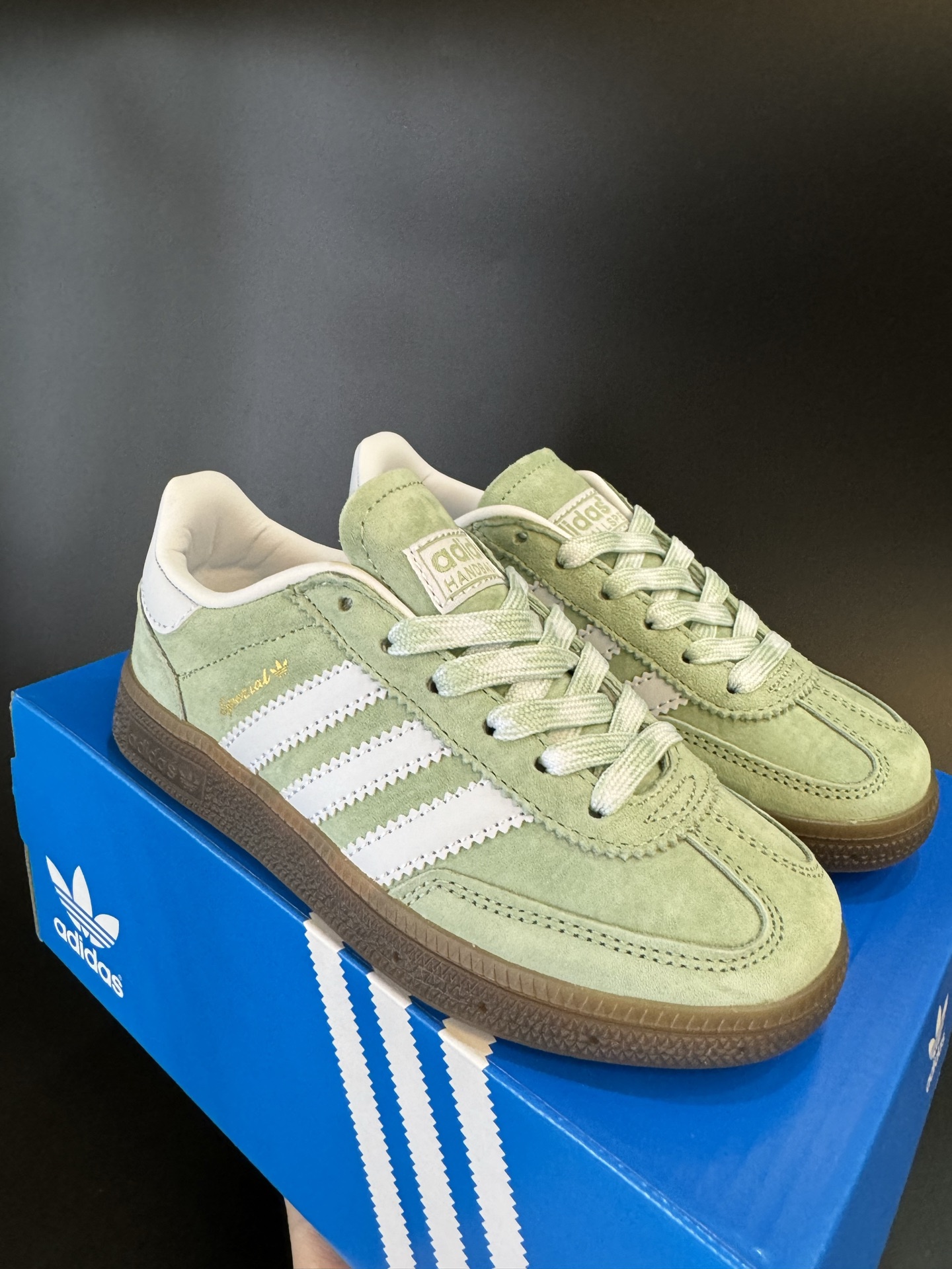 图片[9]-新色 猪八皮 放 A家新款handball spezial儿童手球鞋休闲鞋 尺码：24-37码 超百搭的新款德训🆕 优质猪八革面料，质感满分💯 橡胶耐磨防滑大底，脚感超赞👍🏻. 额外附赠一对鞋带扣，穿脱更加方便✌🏻-选品中心