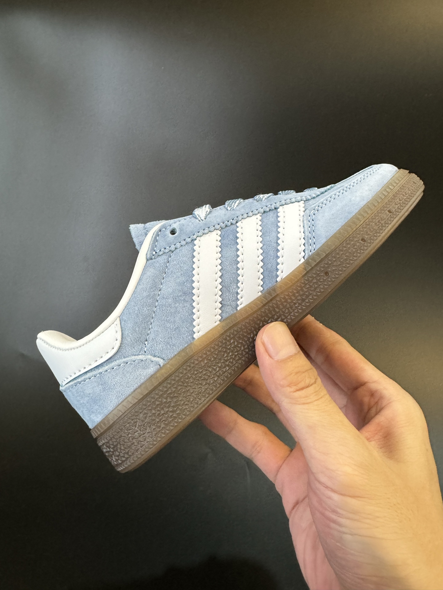 图片[5]-AD德训三代handball spezial儿童手球鞋休闲鞋 尺码：24-37码 超百搭的新款德训🆕 优质猪八革面料，质感满分💯 橡胶耐磨防滑大底，脚感超赞👍🏻 额外附赠一对鞋带扣，穿脱更加方便✌🏻-选品中心