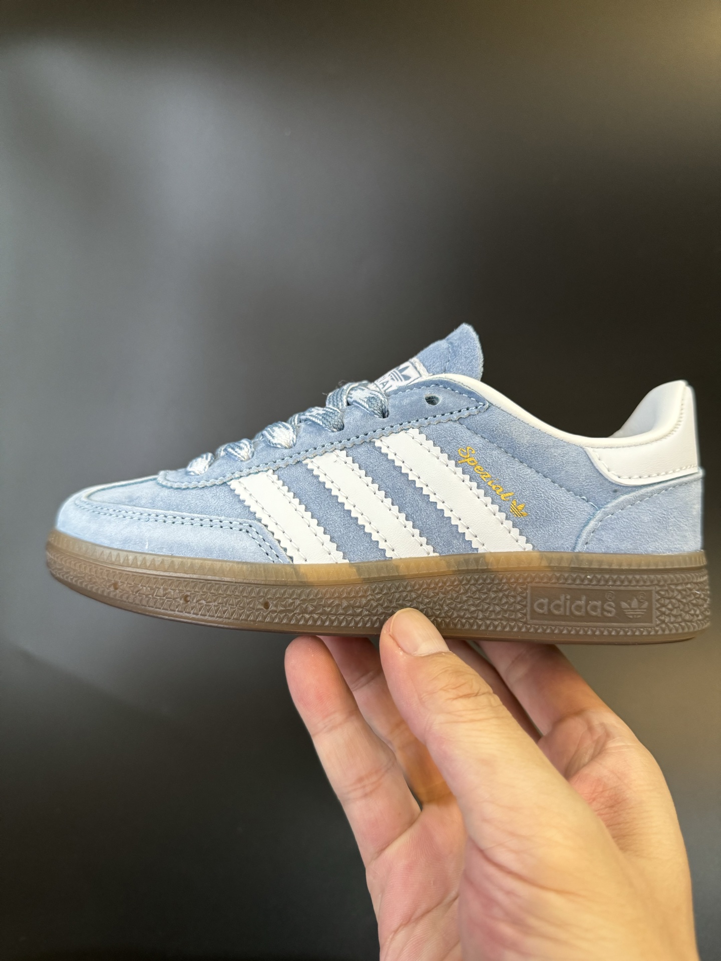 图片[4]-AD德训三代handball spezial儿童手球鞋休闲鞋 尺码：24-37码 超百搭的新款德训🆕 优质猪八革面料，质感满分💯 橡胶耐磨防滑大底，脚感超赞👍🏻 额外附赠一对鞋带扣，穿脱更加方便✌🏻-选品中心