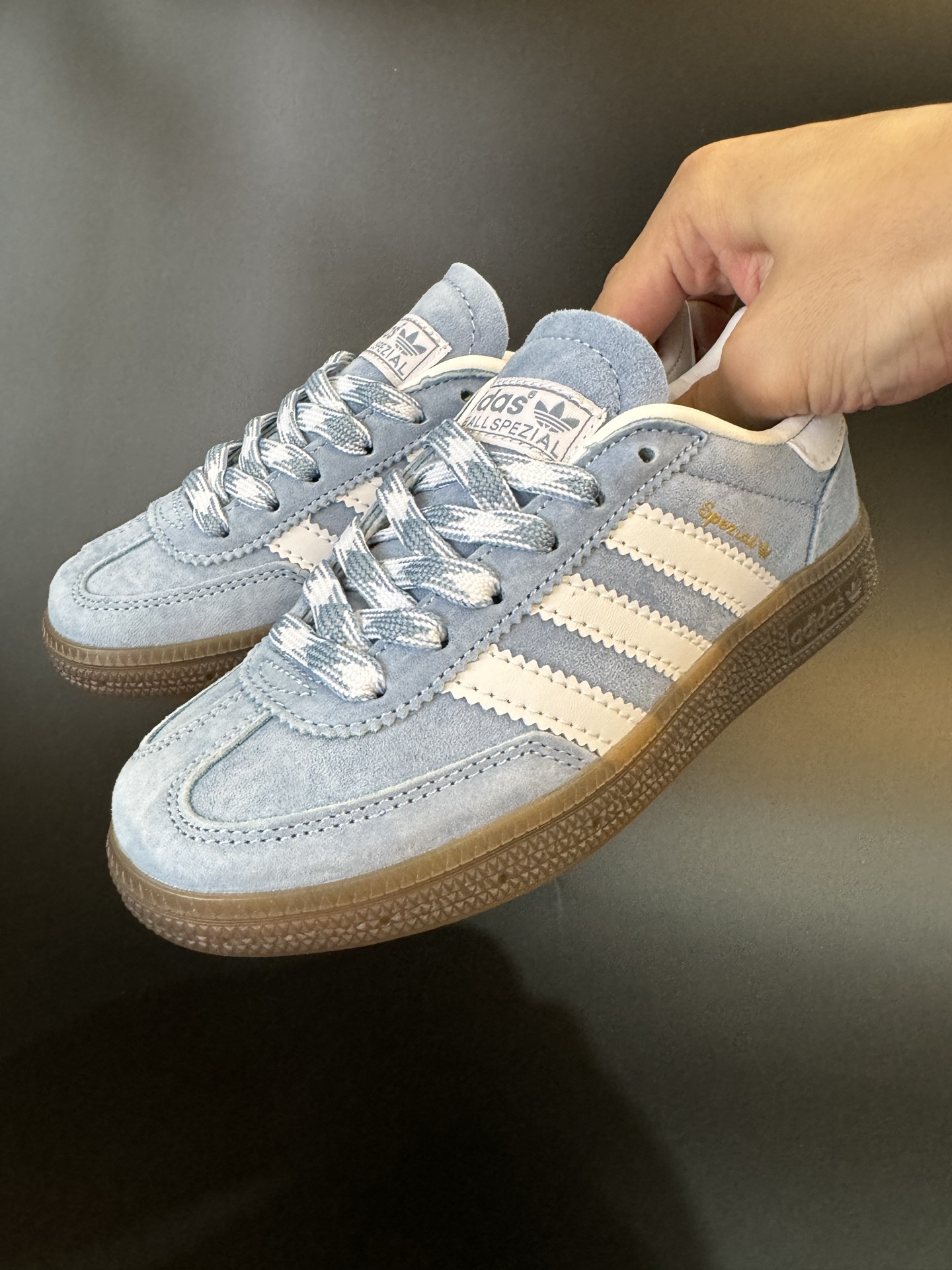 图片[2]-AD德训三代handball spezial儿童手球鞋休闲鞋 尺码：24-37码 超百搭的新款德训🆕 优质猪八革面料，质感满分💯 橡胶耐磨防滑大底，脚感超赞👍🏻 额外附赠一对鞋带扣，穿脱更加方便✌🏻-选品中心