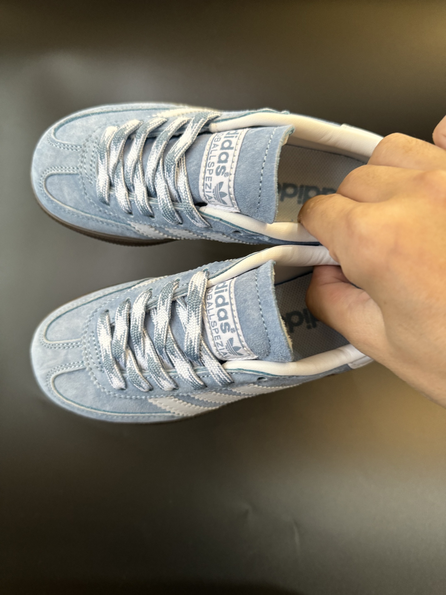 AD德训三代handball spezial儿童手球鞋休闲鞋 尺码：24-37码 超百搭的新款德训🆕 优质猪八革面料，质感满分💯 橡胶耐磨防滑大底，脚感超赞👍🏻 额外附赠一对鞋带扣，穿脱更加方便✌🏻-选品中心