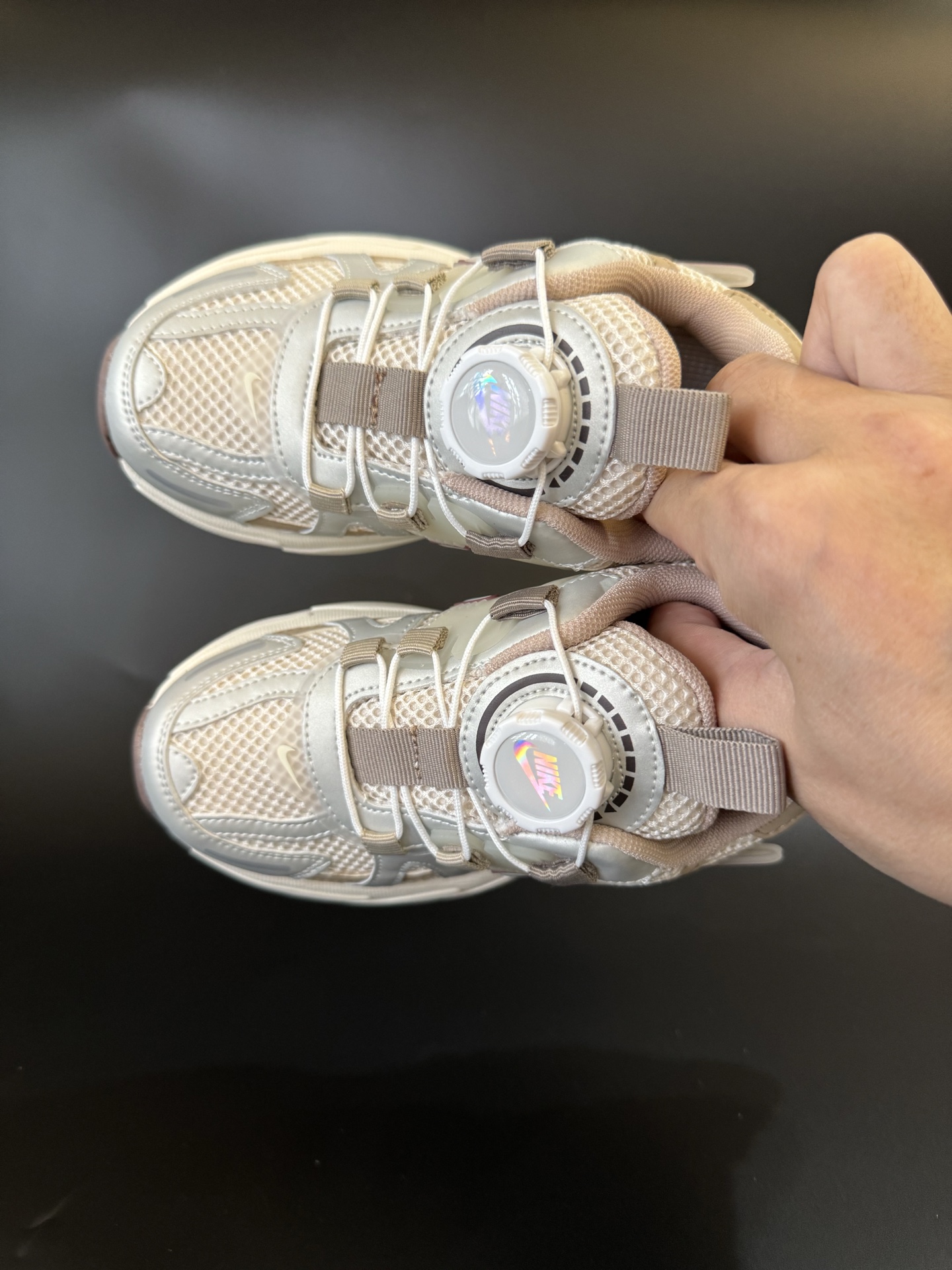 图片[2]-NIKE 耐克V2K RUN旋钮扣童鞋老爹鞋 宝妈们一定要给 宝儿们试试这款NK网面旋转纽扣运动鞋👇🏻免系带设计对小朋友太友好了😍橡胶鞋底防滑耐磨✅满足宝贝好动需求👏🏻家有幼儿园、小学生一定要入！巨好穿 尺码26-37-选品中心