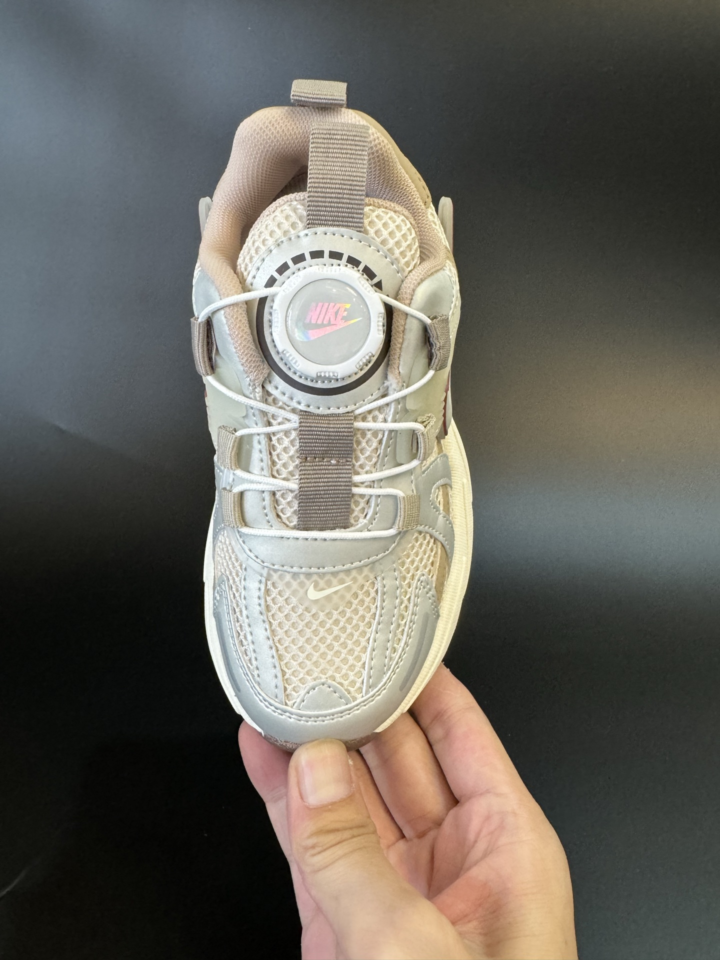 图片[6]-NIKE 耐克V2K RUN旋钮扣童鞋老爹鞋 宝妈们一定要给 宝儿们试试这款NK网面旋转纽扣运动鞋👇🏻免系带设计对小朋友太友好了😍橡胶鞋底防滑耐磨✅满足宝贝好动需求👏🏻家有幼儿园、小学生一定要入！巨好穿 尺码26-37-选品中心