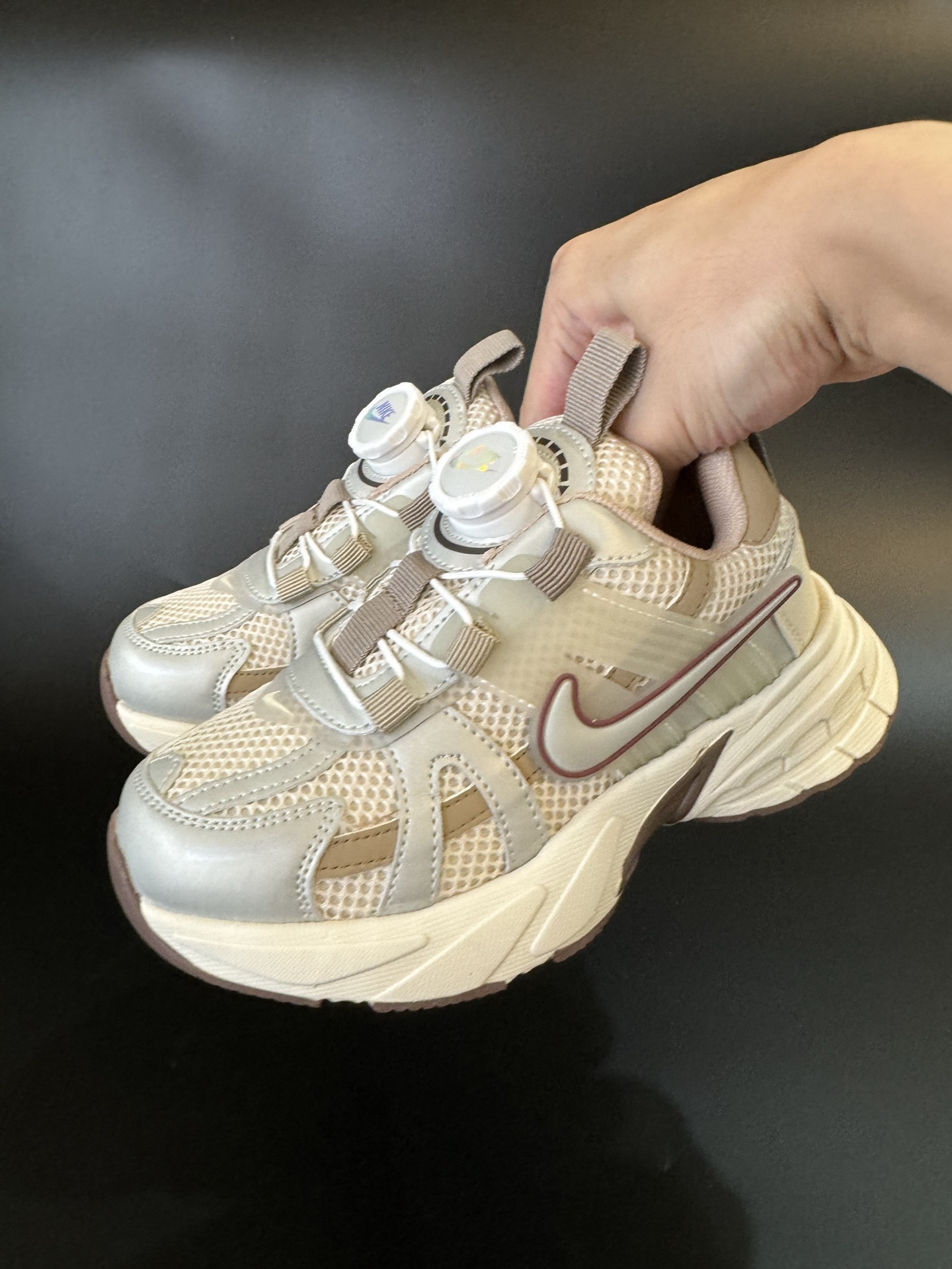 耐克V2K 旋钮扣童鞋老爹鞋26-37 这款NK网面旋转纽扣运动鞋👇🏻免系带设计对小朋友太友好了😍橡胶鞋底防滑耐磨✅满足宝贝好动需求-选品中心