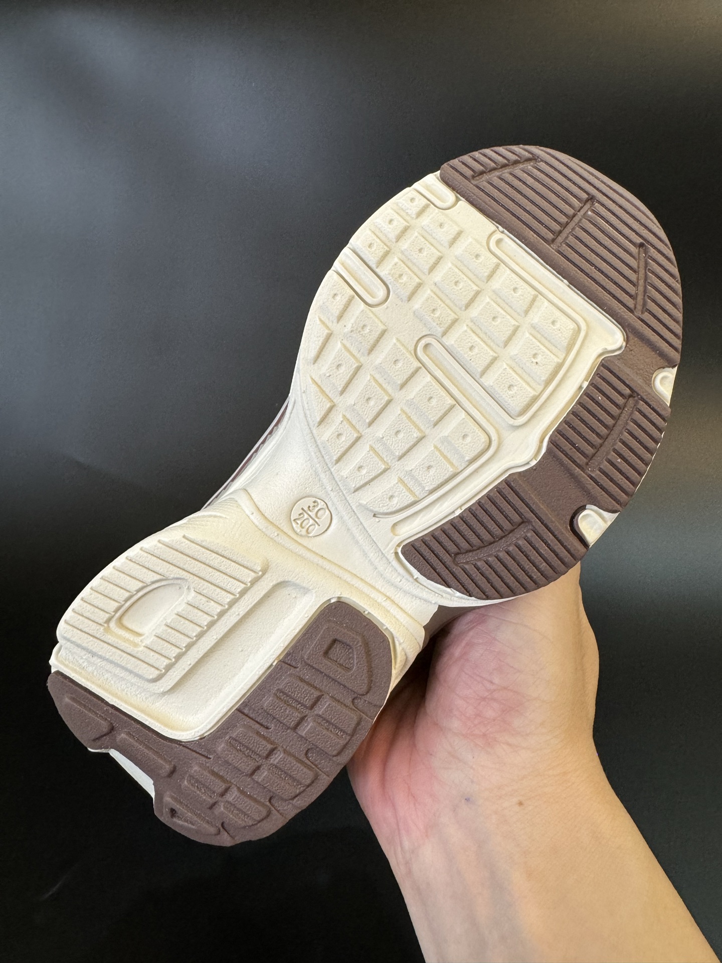 图片[8]-NIKE 耐克V2K RUN旋钮扣童鞋老爹鞋 宝妈们一定要给 宝儿们试试这款NK网面旋转纽扣运动鞋👇🏻免系带设计对小朋友太友好了😍橡胶鞋底防滑耐磨✅满足宝贝好动需求👏🏻家有幼儿园、小学生一定要入！巨好穿 尺码26-37-选品中心