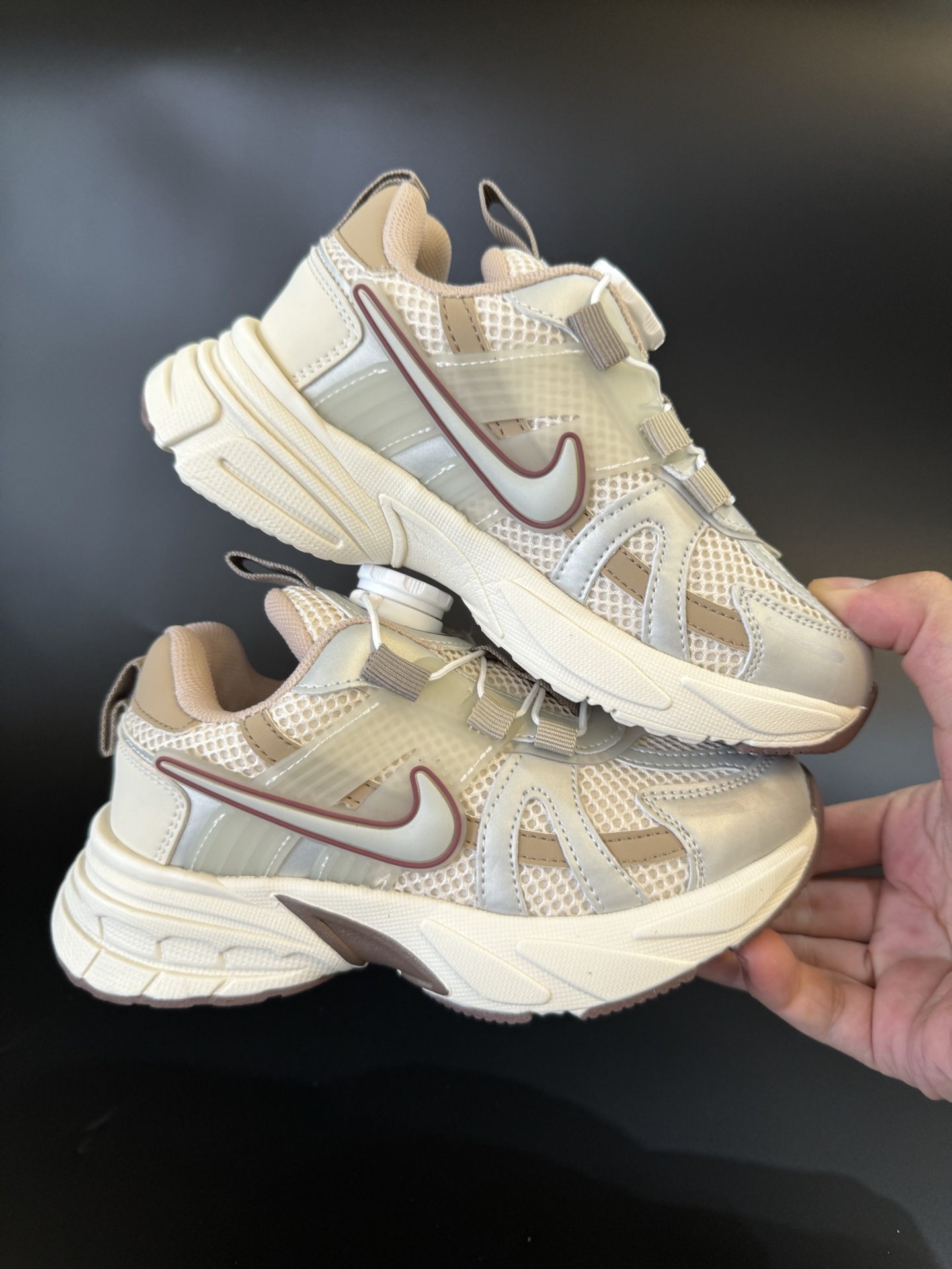 图片[9]-NIKE 耐克V2K RUN旋钮扣童鞋老爹鞋 宝妈们一定要给 宝儿们试试这款NK网面旋转纽扣运动鞋👇🏻免系带设计对小朋友太友好了😍橡胶鞋底防滑耐磨✅满足宝贝好动需求👏🏻家有幼儿园、小学生一定要入！巨好穿 尺码26-37-选品中心