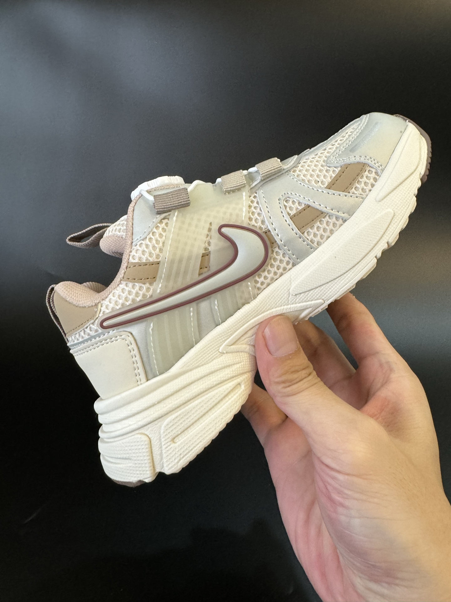 图片[7]-NIKE 耐克V2K RUN旋钮扣童鞋老爹鞋 宝妈们一定要给 宝儿们试试这款NK网面旋转纽扣运动鞋👇🏻免系带设计对小朋友太友好了😍橡胶鞋底防滑耐磨✅满足宝贝好动需求👏🏻家有幼儿园、小学生一定要入！巨好穿 尺码26-37-选品中心