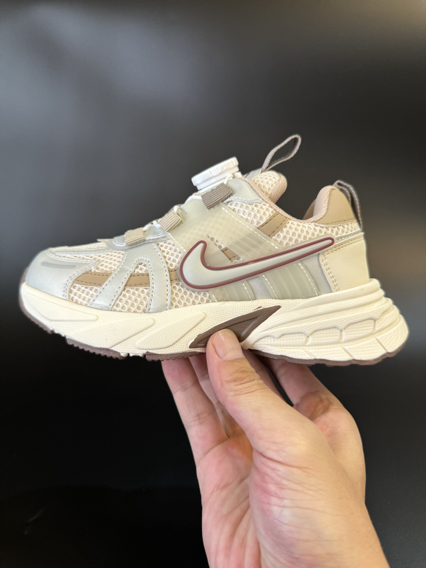 图片[4]-NIKE 耐克V2K RUN旋钮扣童鞋老爹鞋 宝妈们一定要给 宝儿们试试这款NK网面旋转纽扣运动鞋👇🏻免系带设计对小朋友太友好了😍橡胶鞋底防滑耐磨✅满足宝贝好动需求👏🏻家有幼儿园、小学生一定要入！巨好穿 尺码26-37-选品中心