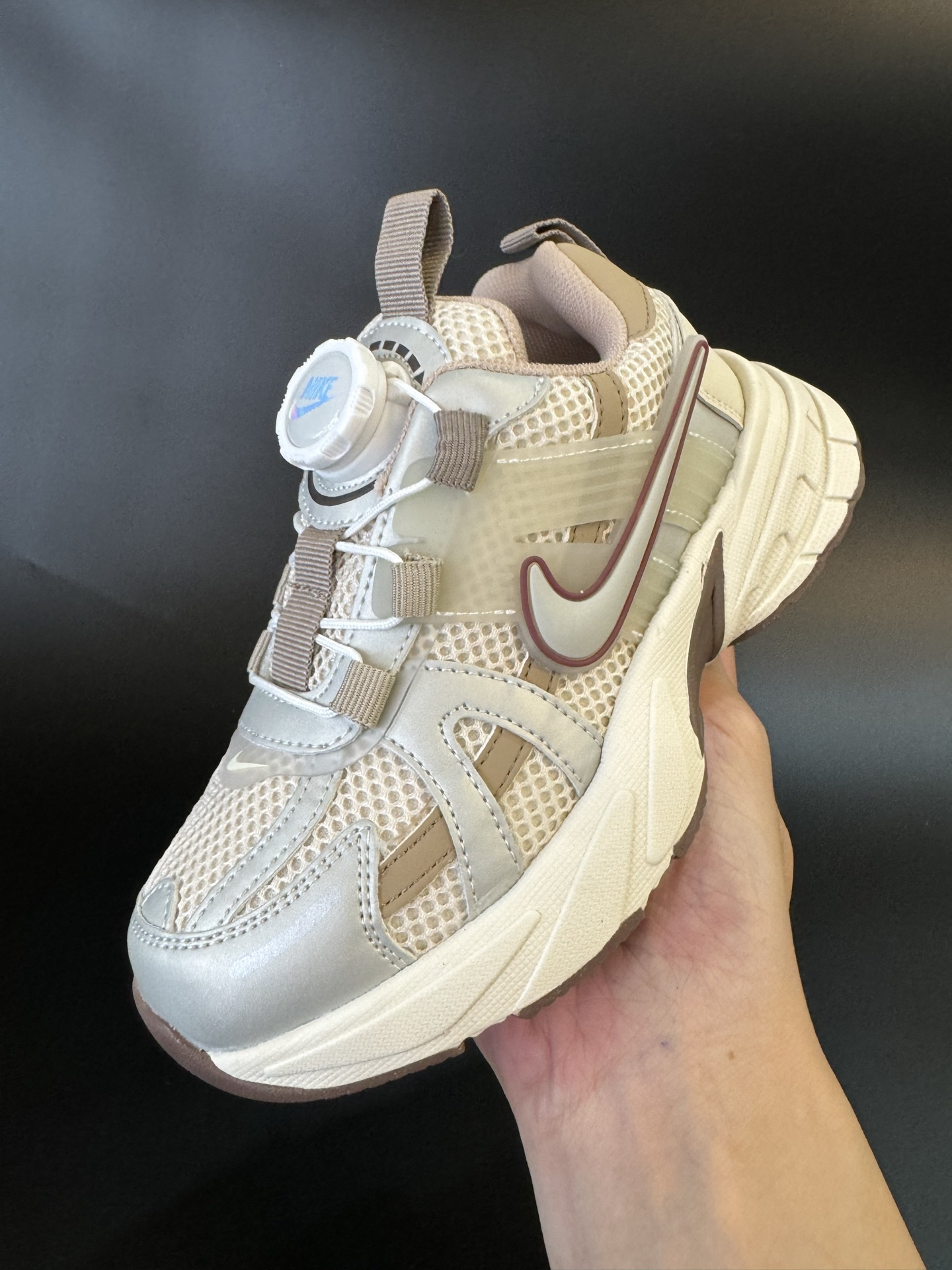 图片[3]-NIKE 耐克V2K RUN旋钮扣童鞋老爹鞋 宝妈们一定要给 宝儿们试试这款NK网面旋转纽扣运动鞋👇🏻免系带设计对小朋友太友好了😍橡胶鞋底防滑耐磨✅满足宝贝好动需求👏🏻家有幼儿园、小学生一定要入！巨好穿 尺码26-37-选品中心